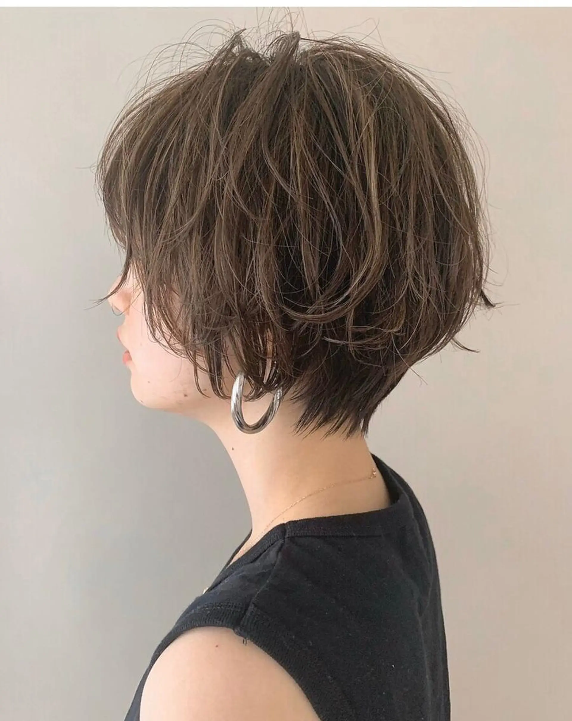 ショート MIOベージュカラー 柔らかいカラーのヘアスタイル