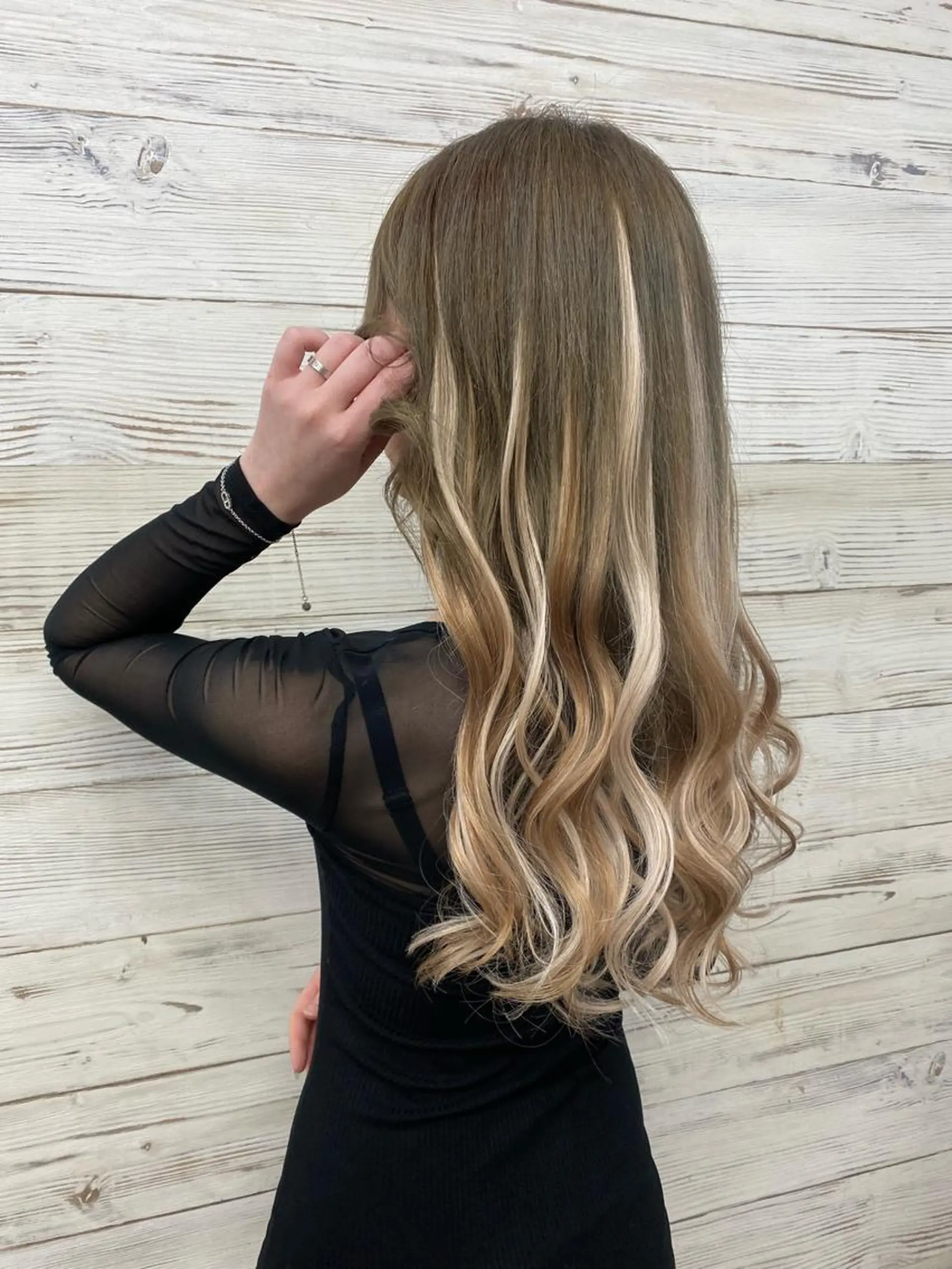 セミロング カラー ヘアアレンジ アイブロウ ショートボブ 編み込みエクステ シールエクステ セミロングパーマ バレイヤージュ LAVENDIA 初音のヘアスタイル