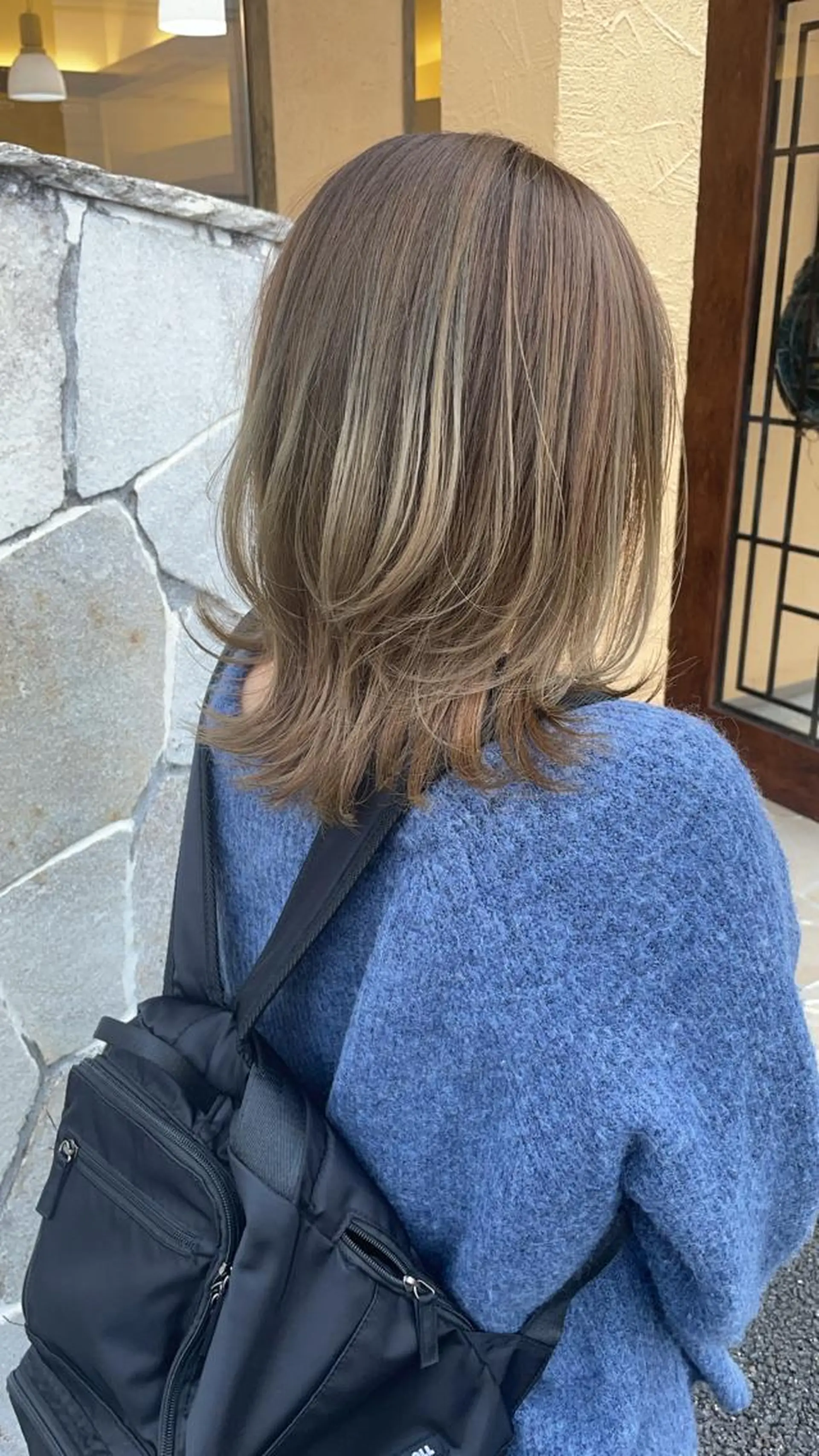 セミロング カラー ブリーチ レイヤーカット 川元 汐音のヘアスタイル