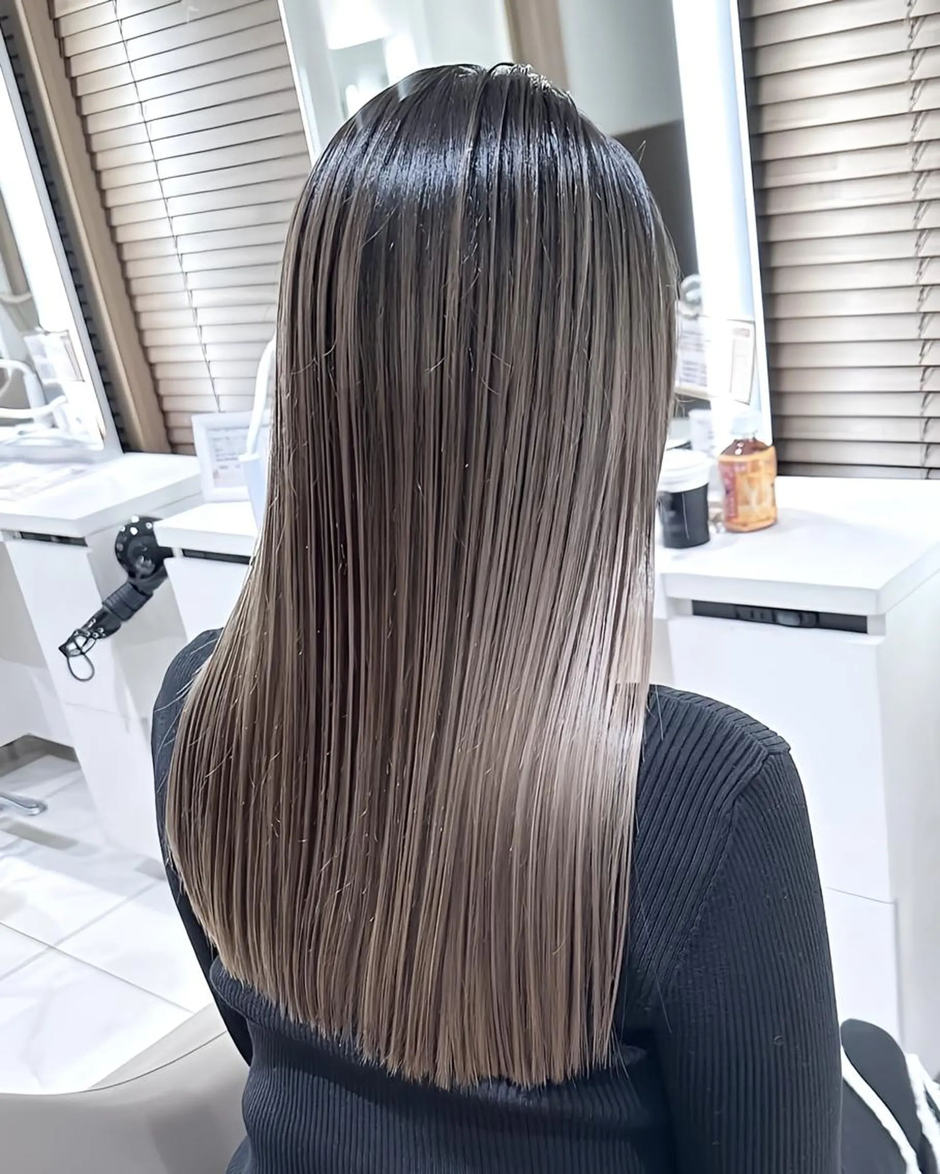 セミロング カラー 髪質改善 ヘアカラー トリートメント 尾﨑 春華のヘアスタイル
