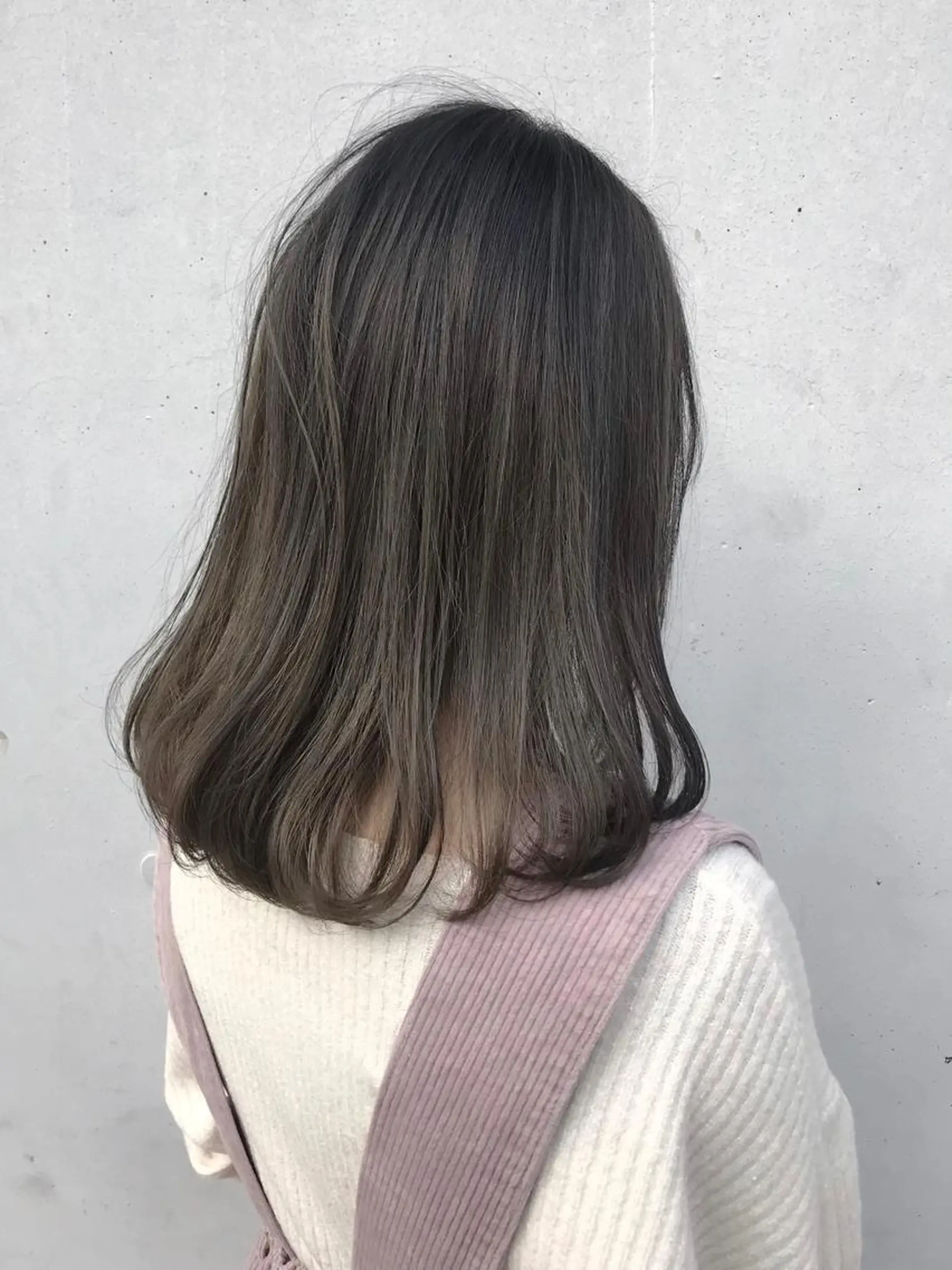 ミディアム カラー ブリーチ グレージュ イルミナカラー ヘアカラー ボブ・レイヤーカット 吉敷航一のヘアスタイル