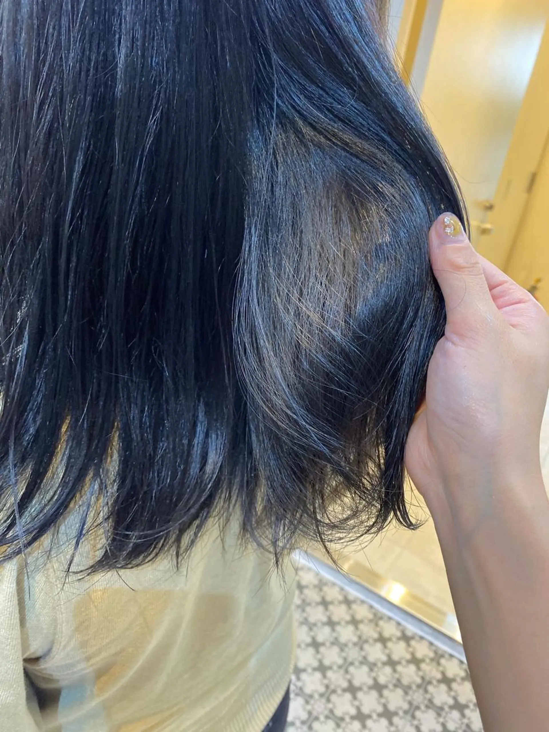 ミディアム カラー 黒髪 ブリーチ ブルーカラー ブルーブラック ブリーチなしカラー 韓国ヘア☁️ mitsukiのヘアスタイル