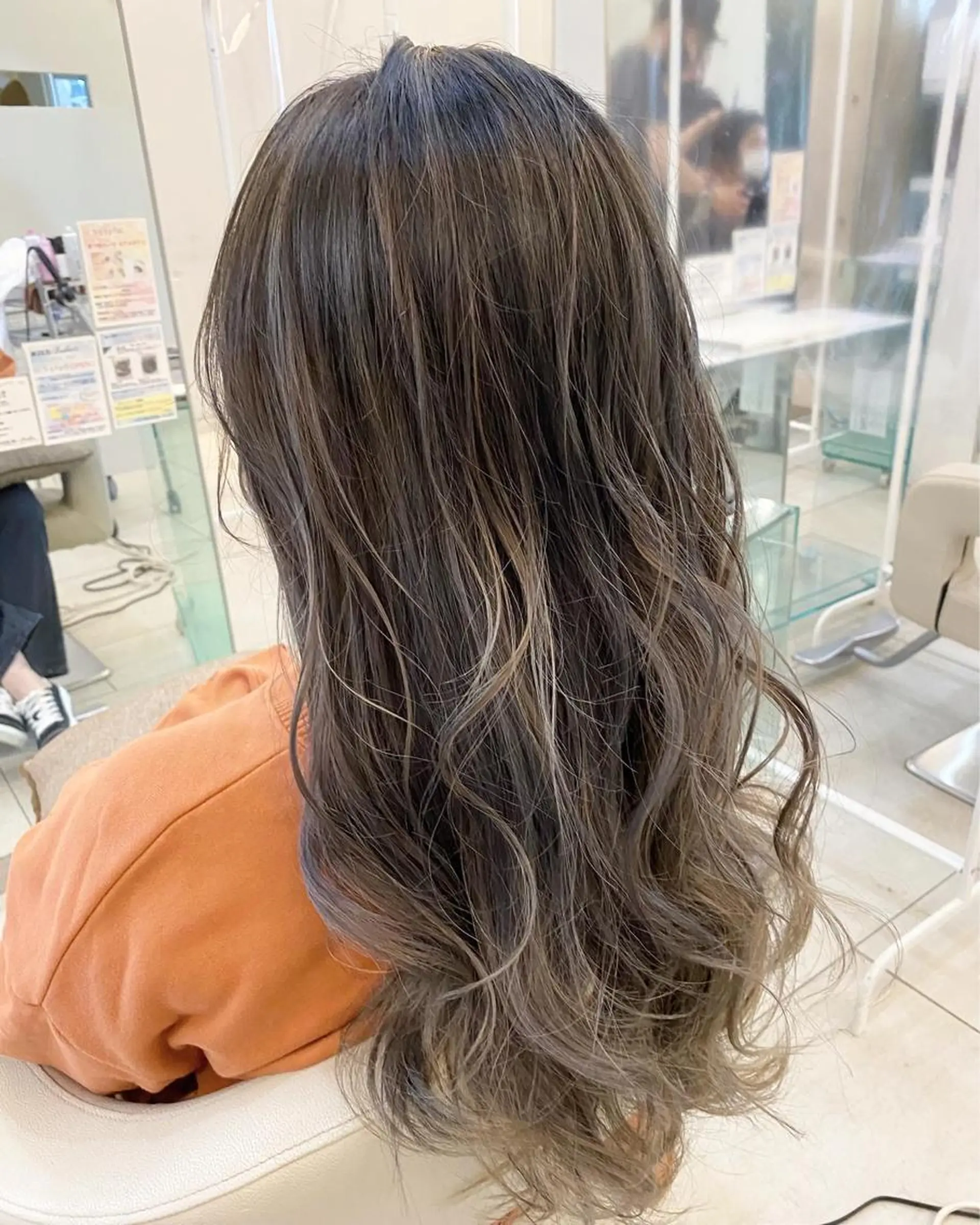 セミロング カラー バレイヤージュ レイヤーカット 松本 潔樹のヘアスタイル