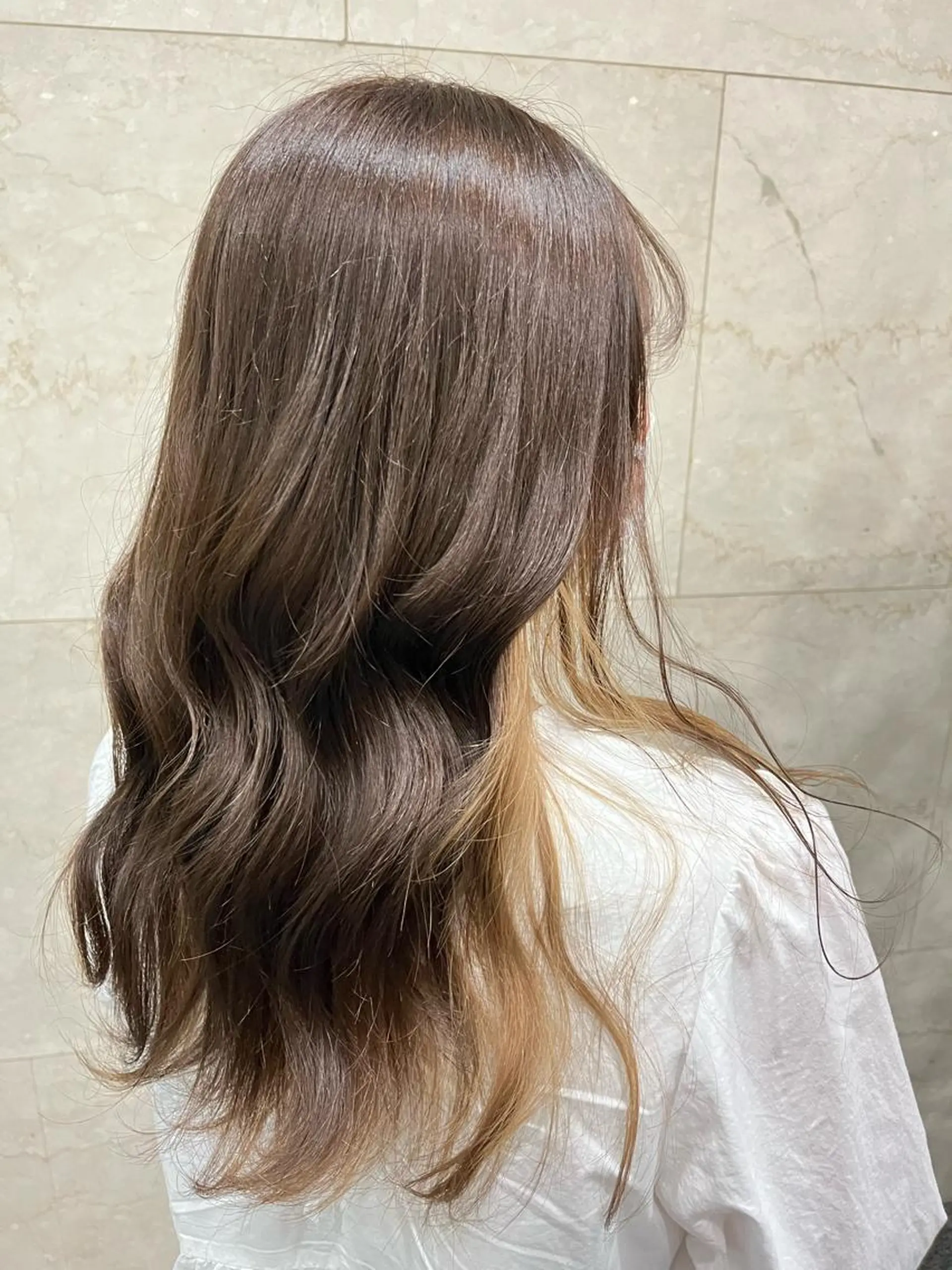 カラー ベージュカラー ブリーチ ミルクティーベージュ こまつばらみお/レイ ヤー/ダブルカラーのヘアスタイル