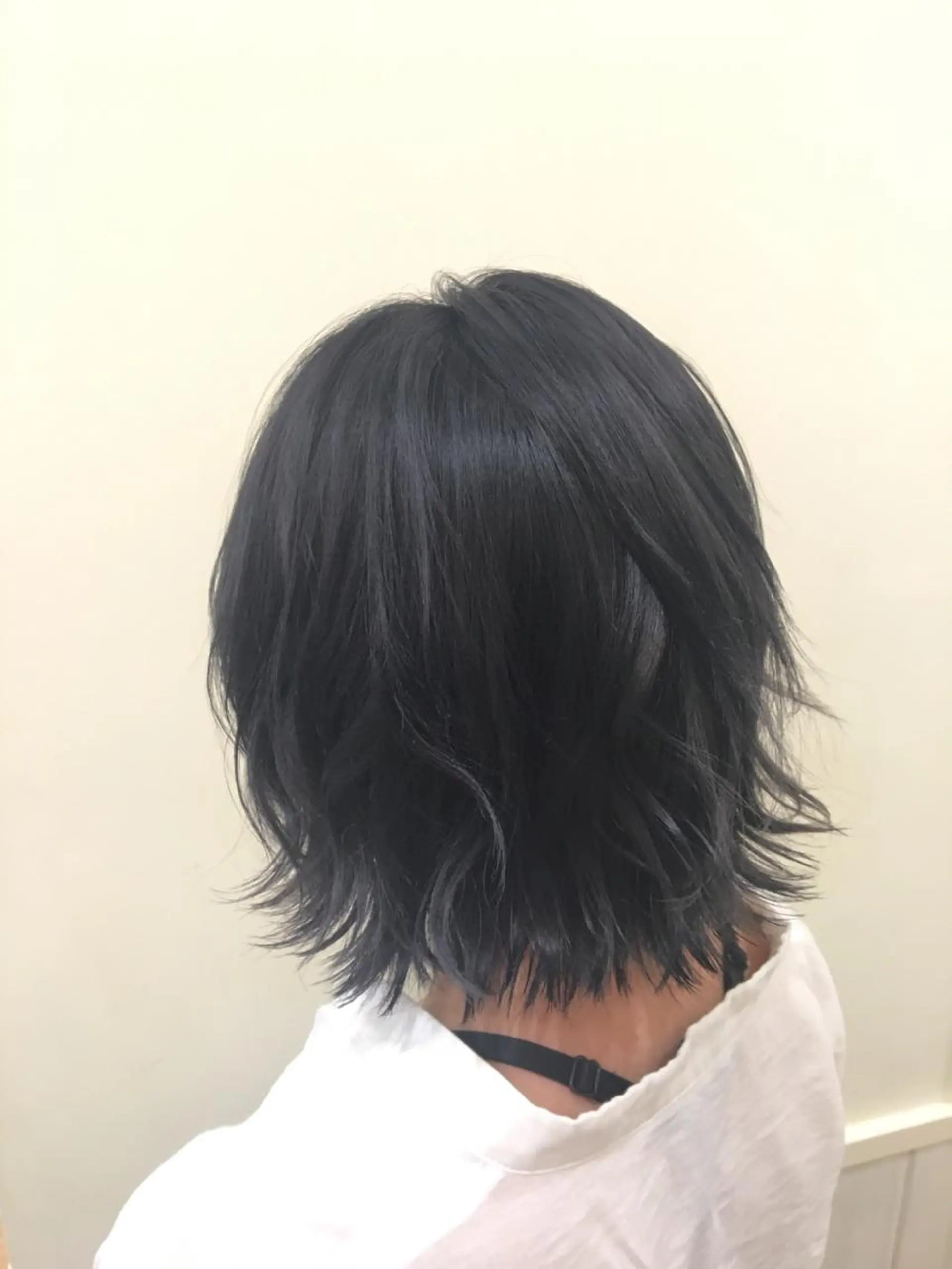ショート カラー ブリーチ ブルーカラー ブルーグレー ブルーグレージュ グレージュ ぱつっとボブ/ 小野あかねのヘアスタイル