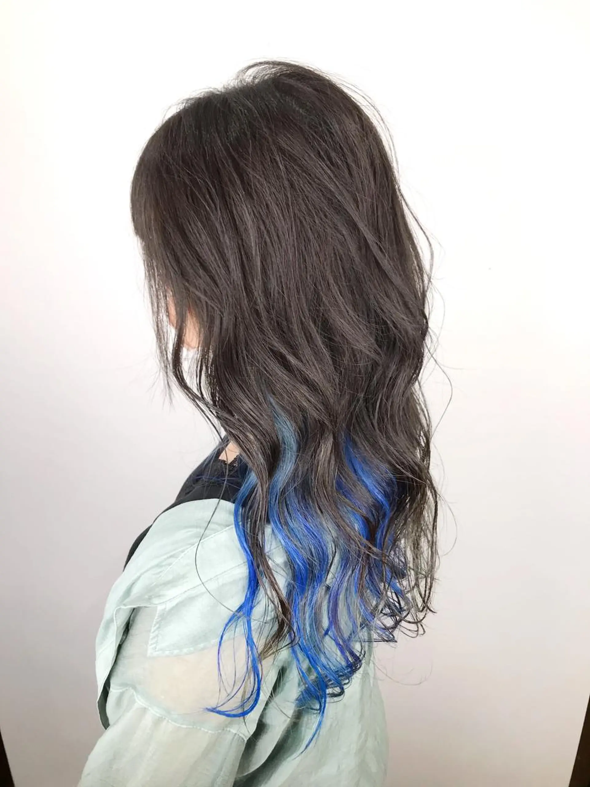 ロング カラー ブリーチ ブルーカラー ケアブリーチ イルミナカラー トリートメント インナーカラー/ ストレート/奥野洸也のヘアスタイル