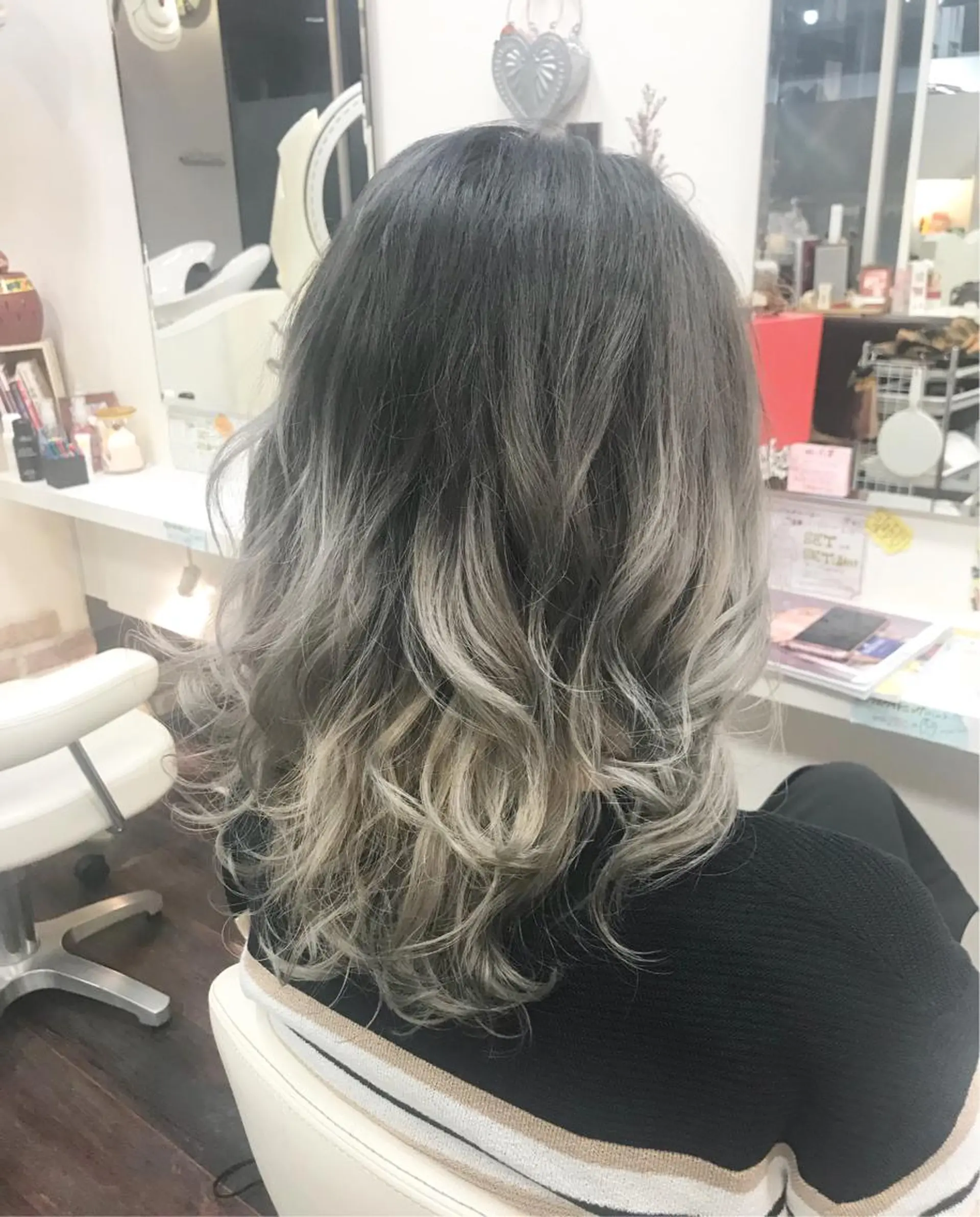 セミロング カラー 岩谷/ブリーチ 🪽透明感カラーのヘアスタイル
