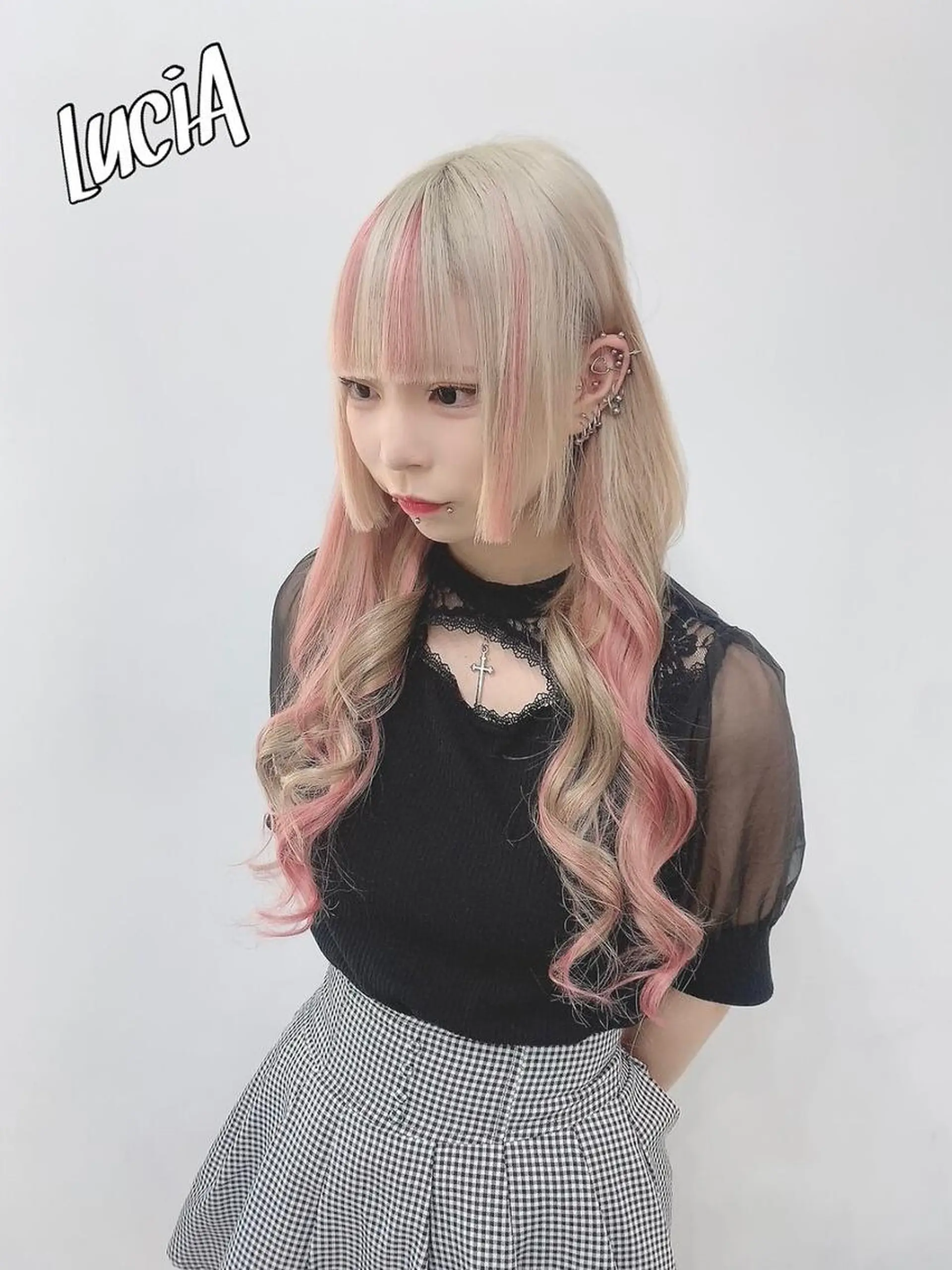 ロング カラー ヘアアレンジ シールエクステ 黒髪 ダブルカラー ハイトーンカラー エクステ LuciAエクステ カラー3000セラのヘアスタイル