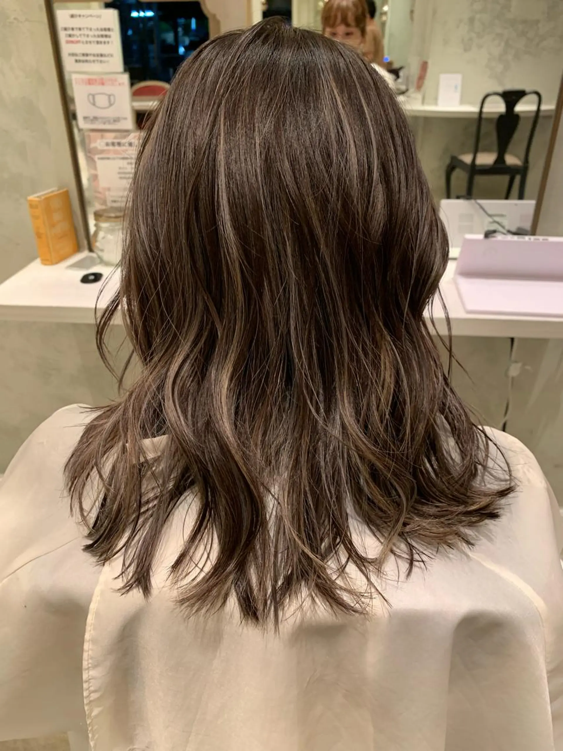 ミディアム カラー SAKINO． ベージュカラーのヘアスタイル