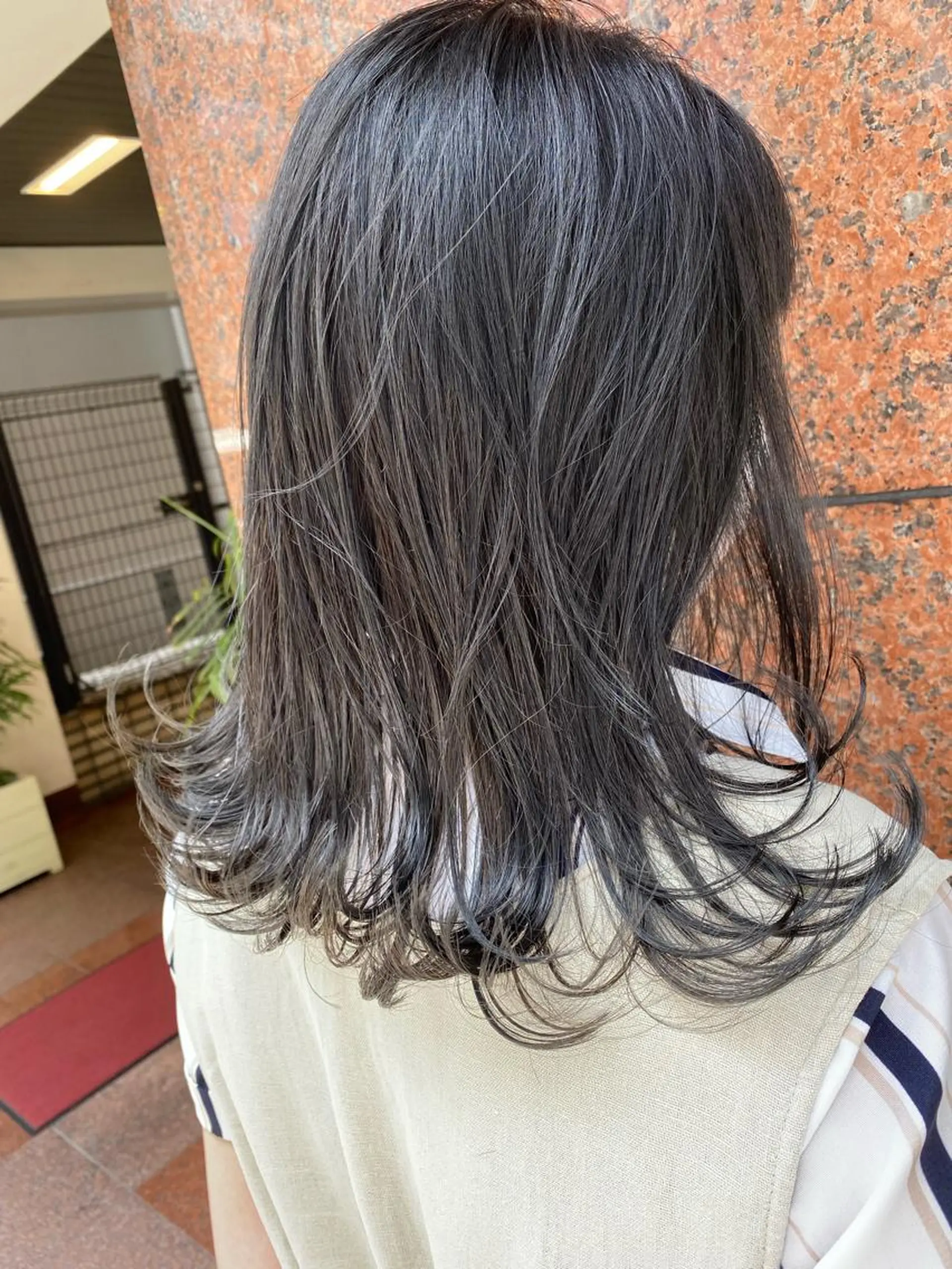 ミディアム カラー ヘアアレンジ ブリーチ ダークグレー ダークグレージュ グレージュ ブリーチなしカラー カット ヘアカラー トリートメント ヘアセット TOPSTYLIST 🇬🇧JIMMYのヘアスタイル