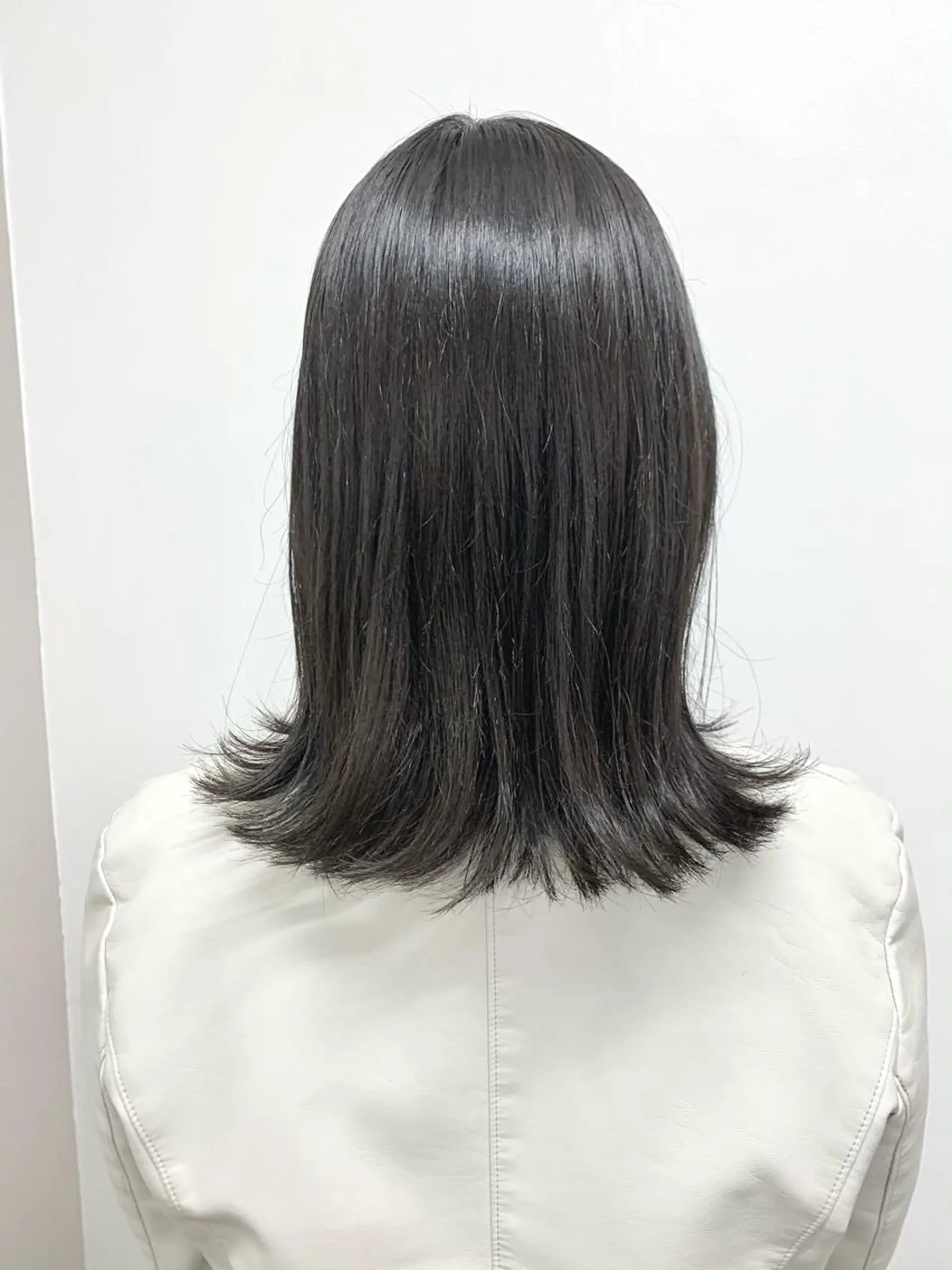 ミディアム カラー 肌に馴染む暗髪 梅田・増田のヘアスタイル