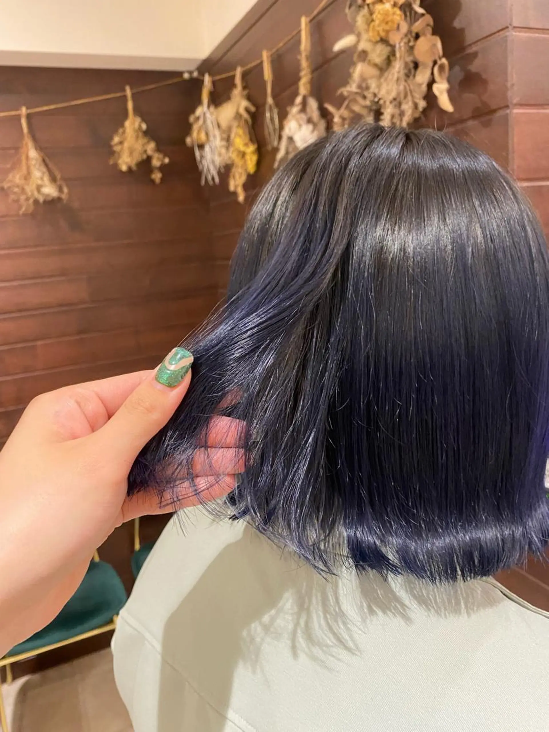 ショート カラー 切りっぱなしボブ ブリーチ ブルーカラー シルバー ボブ 網代 志帆のヘアスタイル