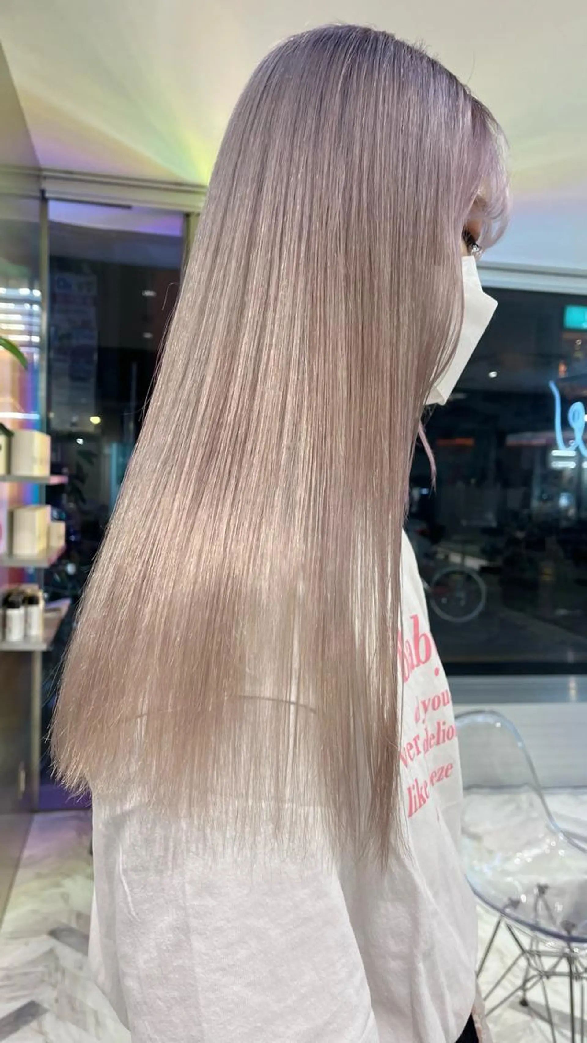 ロング カラー ネイル シルバー ホワイトシルバー シルバー ホワイト ヘアカラー mai🤍縮毛酸性ス トレート/アイリストのヘアスタイル