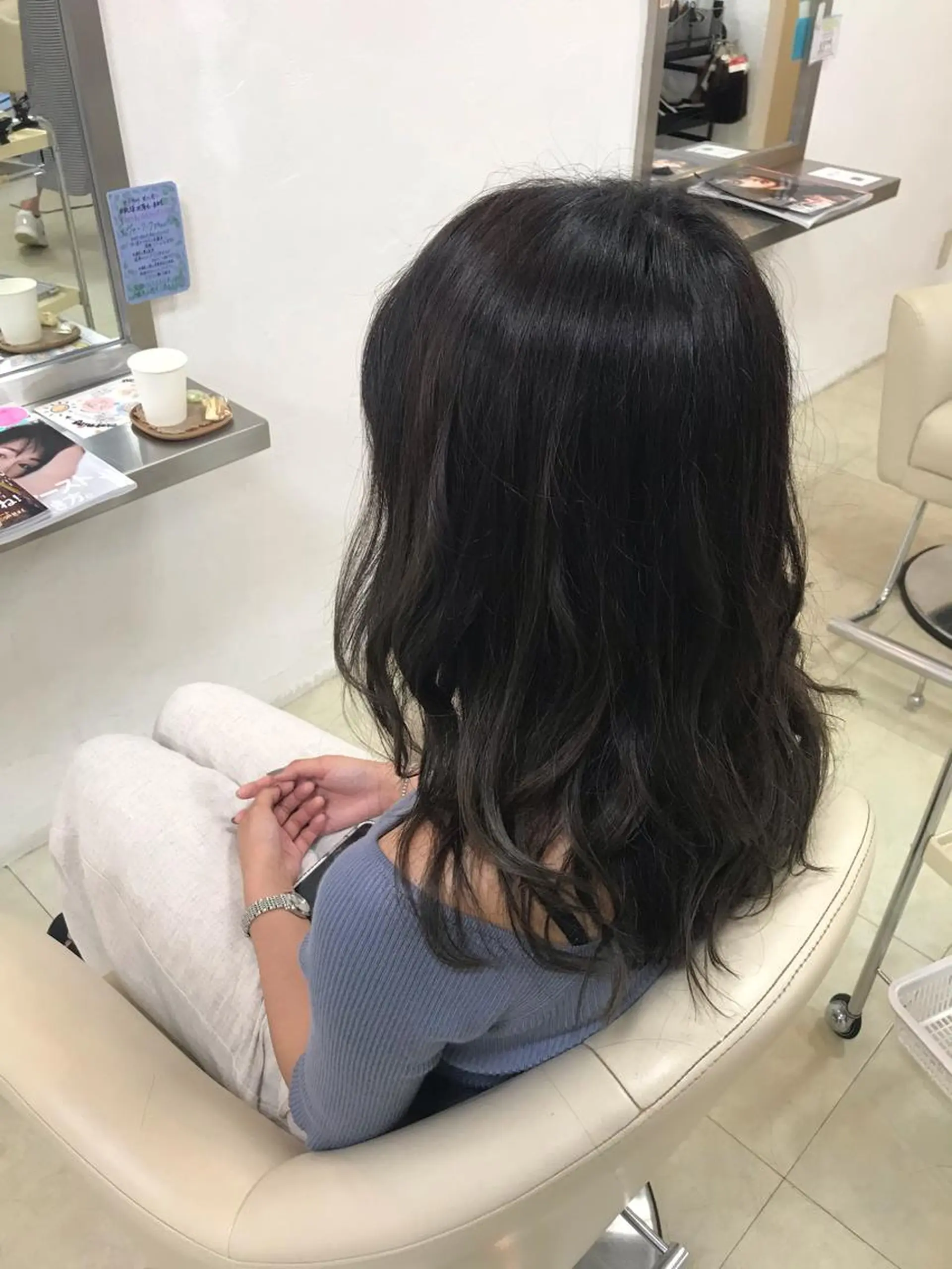 ロング カラー アッシュ アッシュグレー アッシュグレージュ グレージュ 浅岡 のどかのヘアスタイル