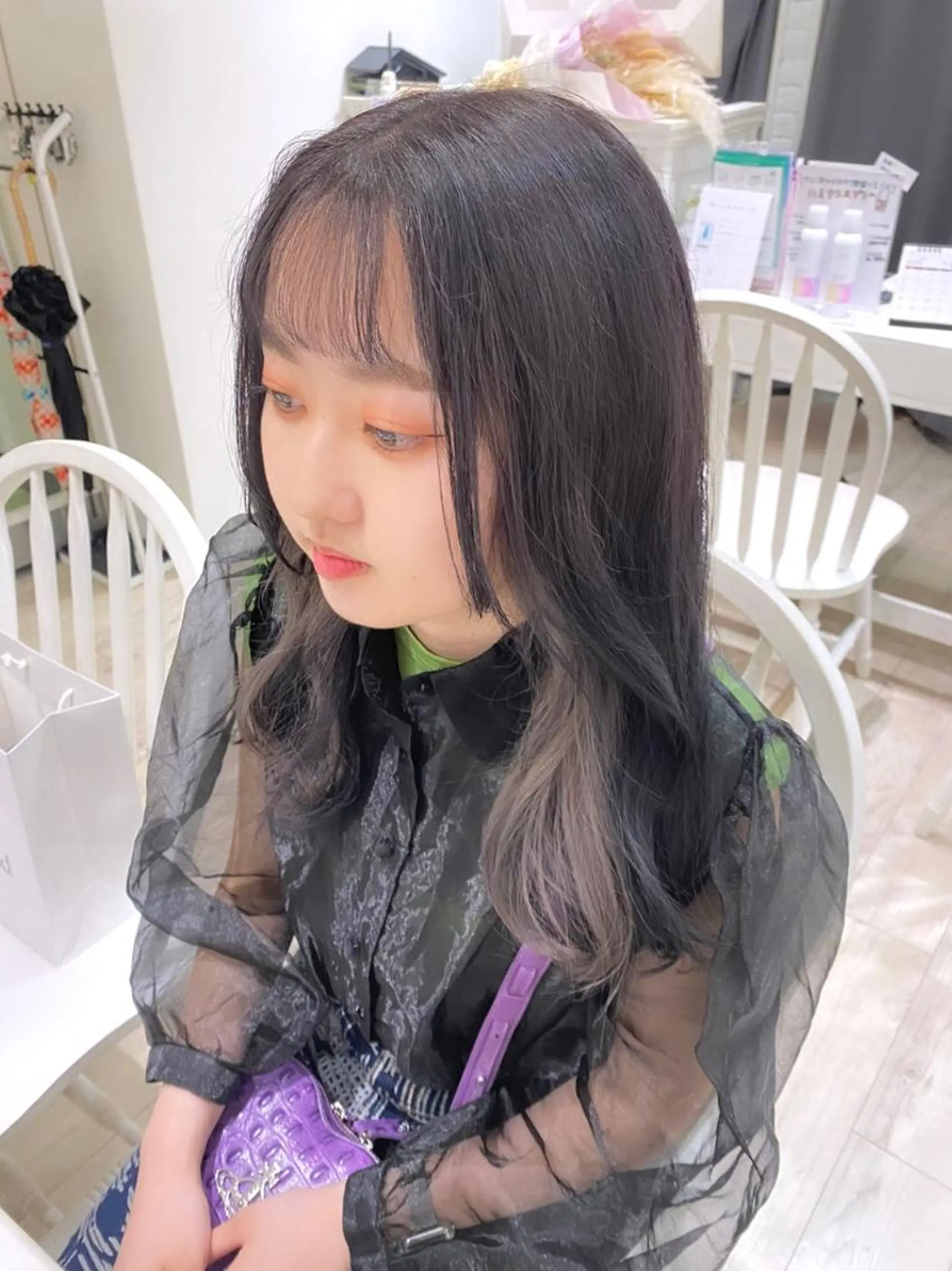 ロング カラー ブリーチ 透明感カラー ダークグレー シルバー 暖色カラー✨️ 門内 梨真のヘアスタイル