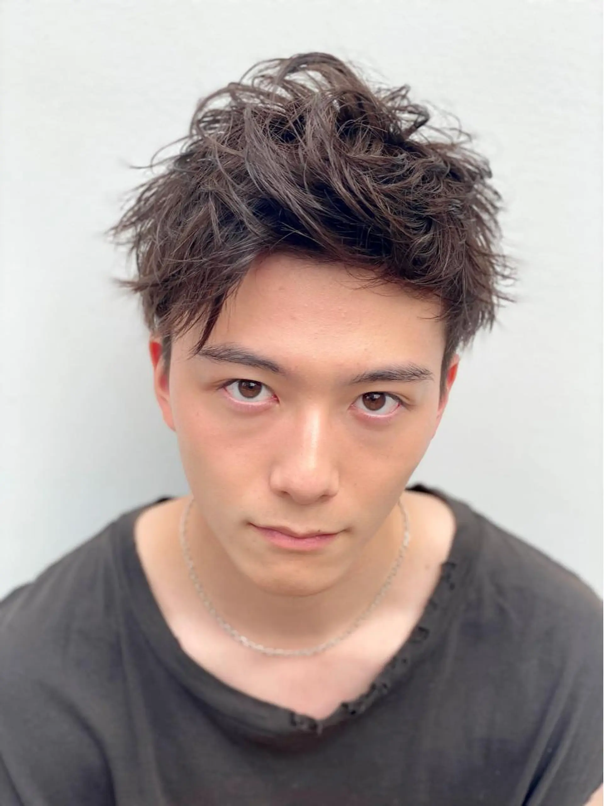 ショート メンズ メンズバレイヤージュ センターパート メンズハイライト メンズインナーカラー マッシュ カット 原宿アンリ 山下卓也のヘアスタイル