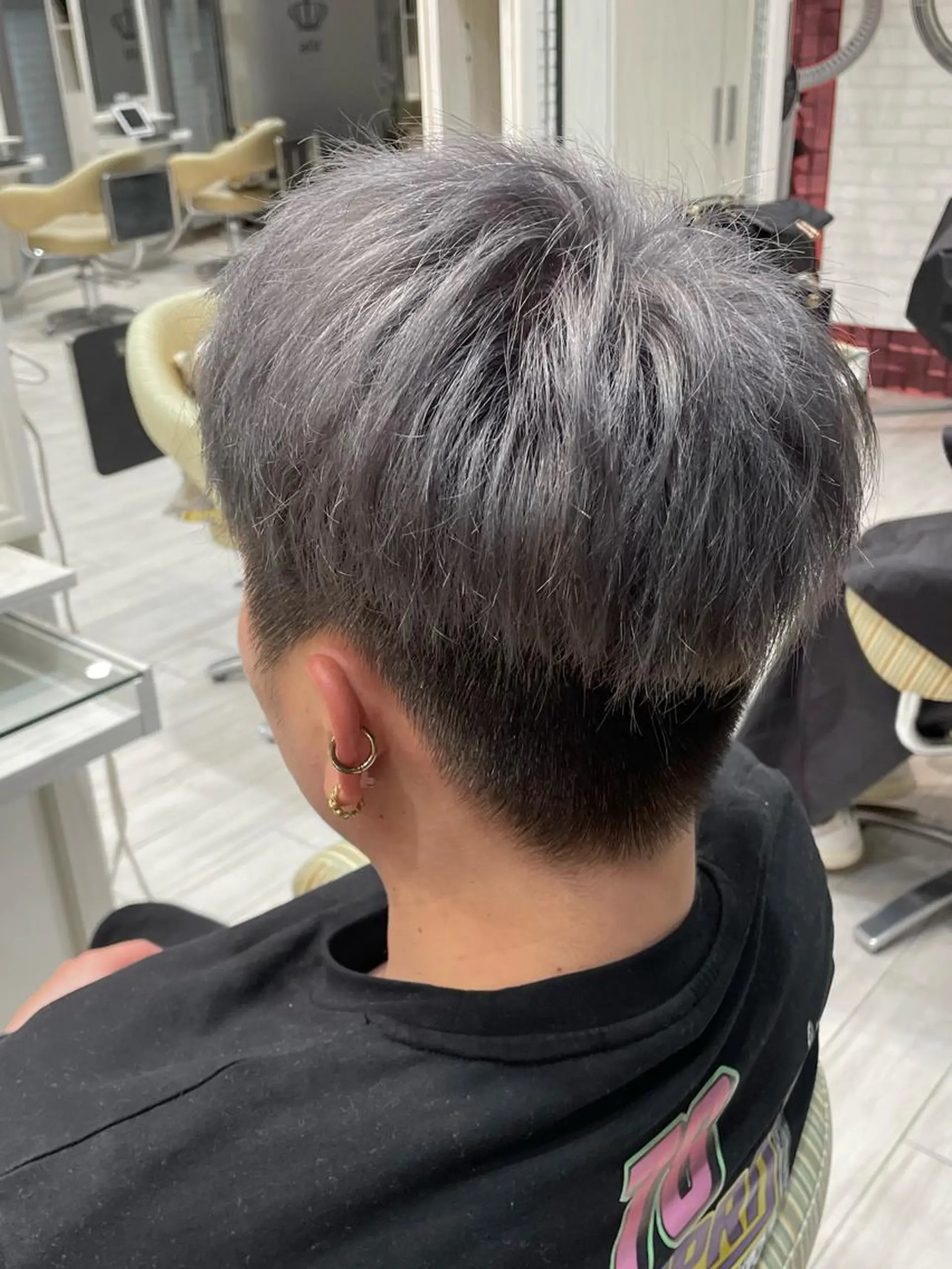 カラー メンズ シルバー 飯塚 愛美のヘアスタイル