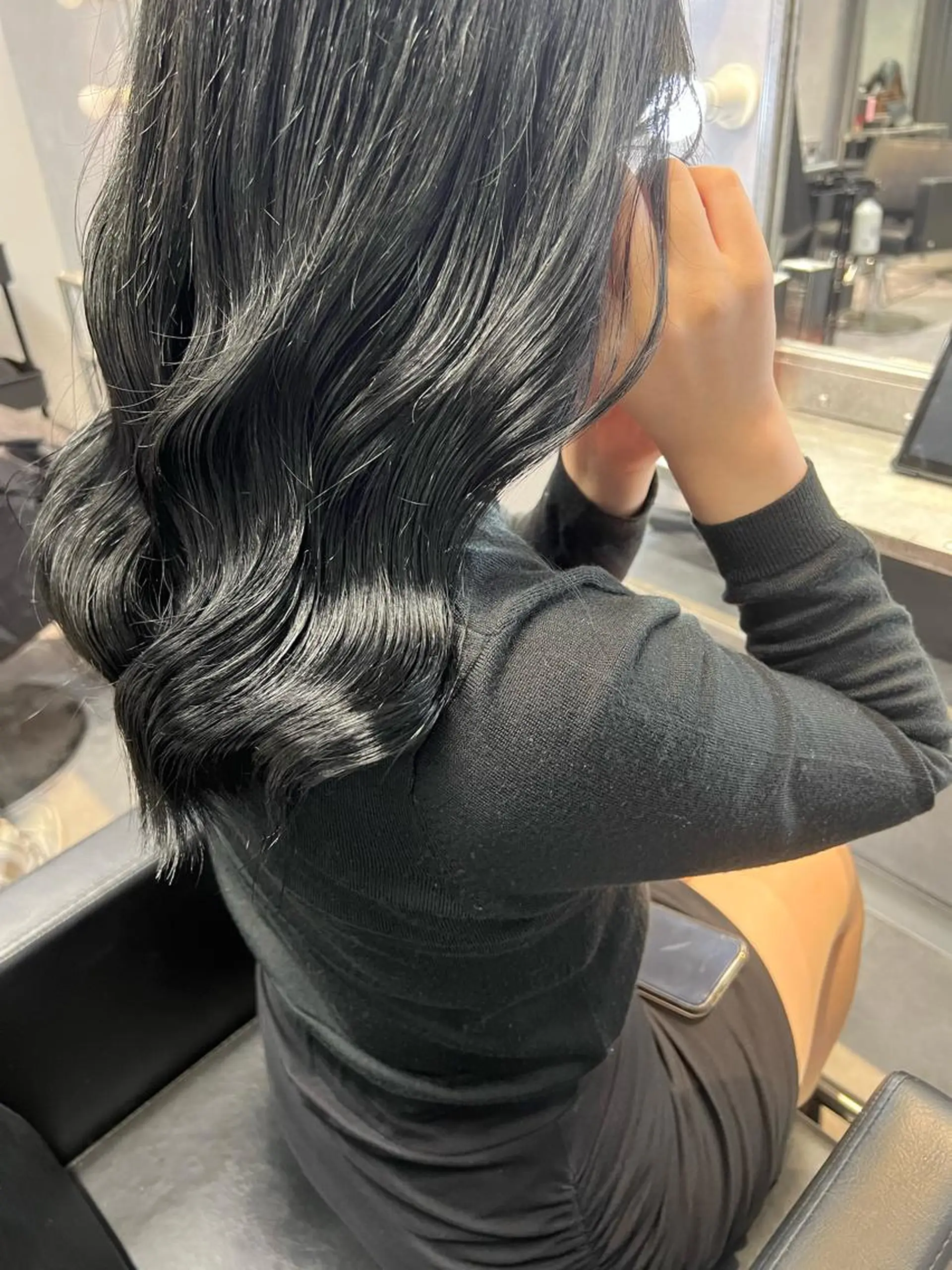 ロング カラー ヘアアレンジ ベージュカラー ブリーチ ダブルカラー ミルクティーベージュ ヨシンモリ hiiko顔まわり カットのヘアスタイル