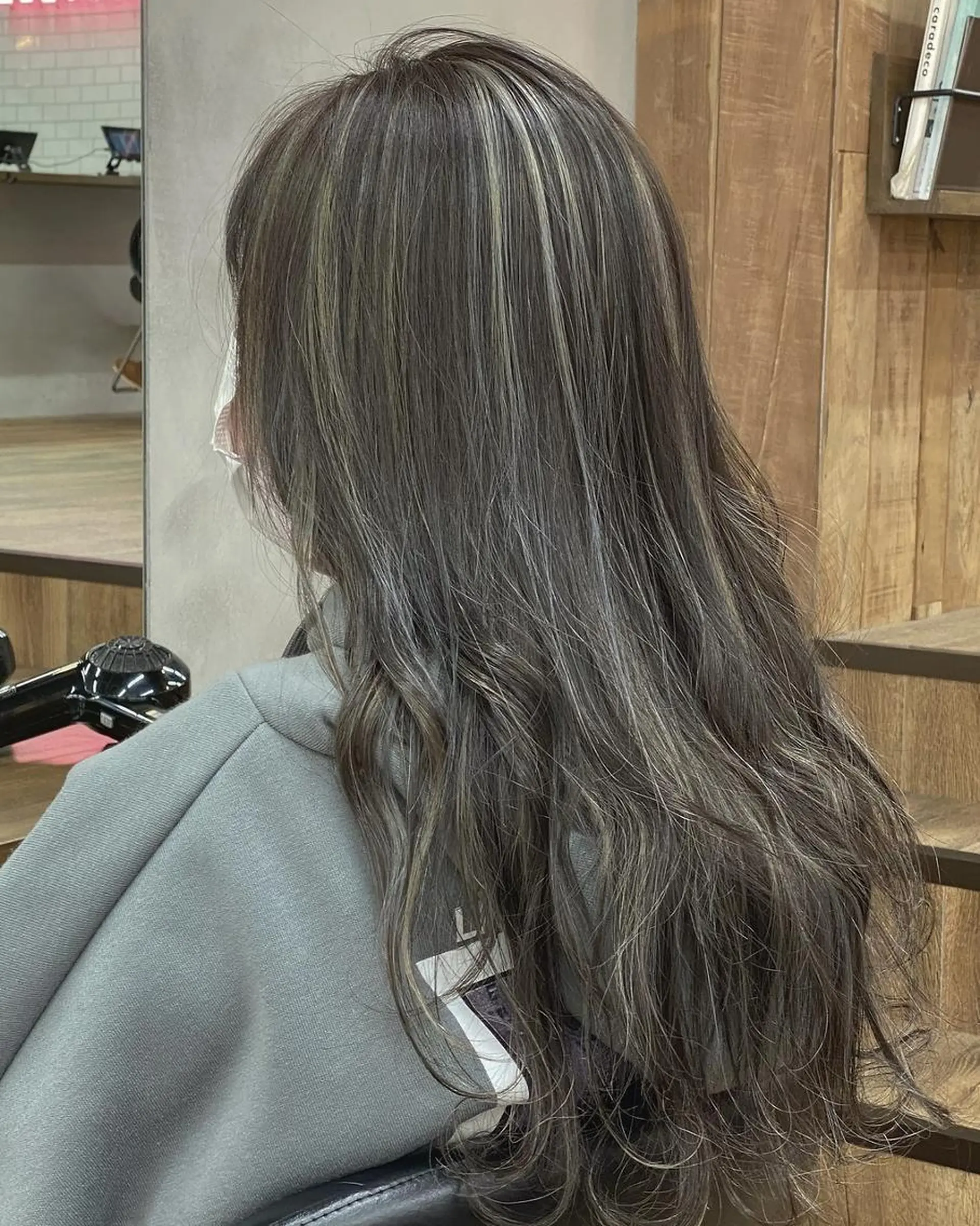 ロング カラー ハイライトカラー シルバー ハイライト ANGELICA 天理店のヘアスタイル