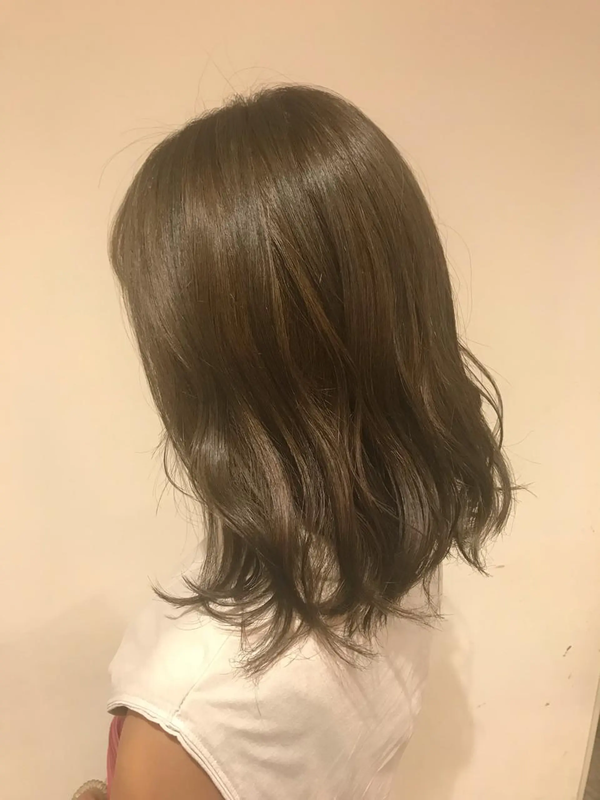 ミディアム カラー アッシュ アッシュグレー アッシュグレージュ バレイヤージュ ベージュカラー AMI Hair  supply所属・髪質改善カラー韓国風 レイヤーtudaのヘアスタイル