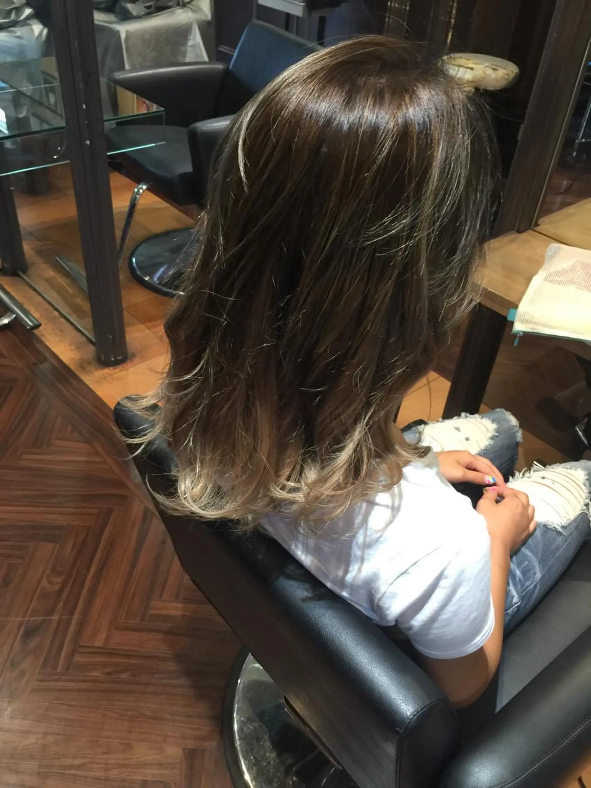 セミロング カラー グラデーションカラー 神野 雅樹のヘアスタイル