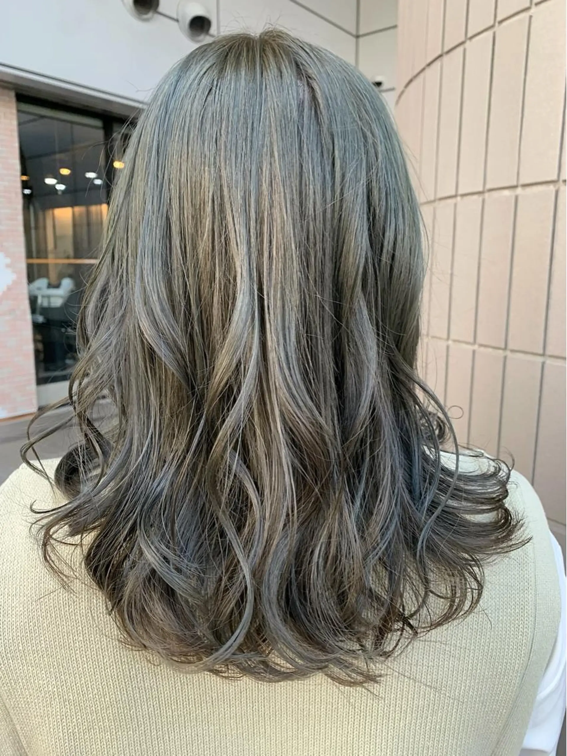 セミロング カラー ベージュカラー ダブルカラー オリーブベージュ Zina天王寺 CHIAKIのヘアスタイル