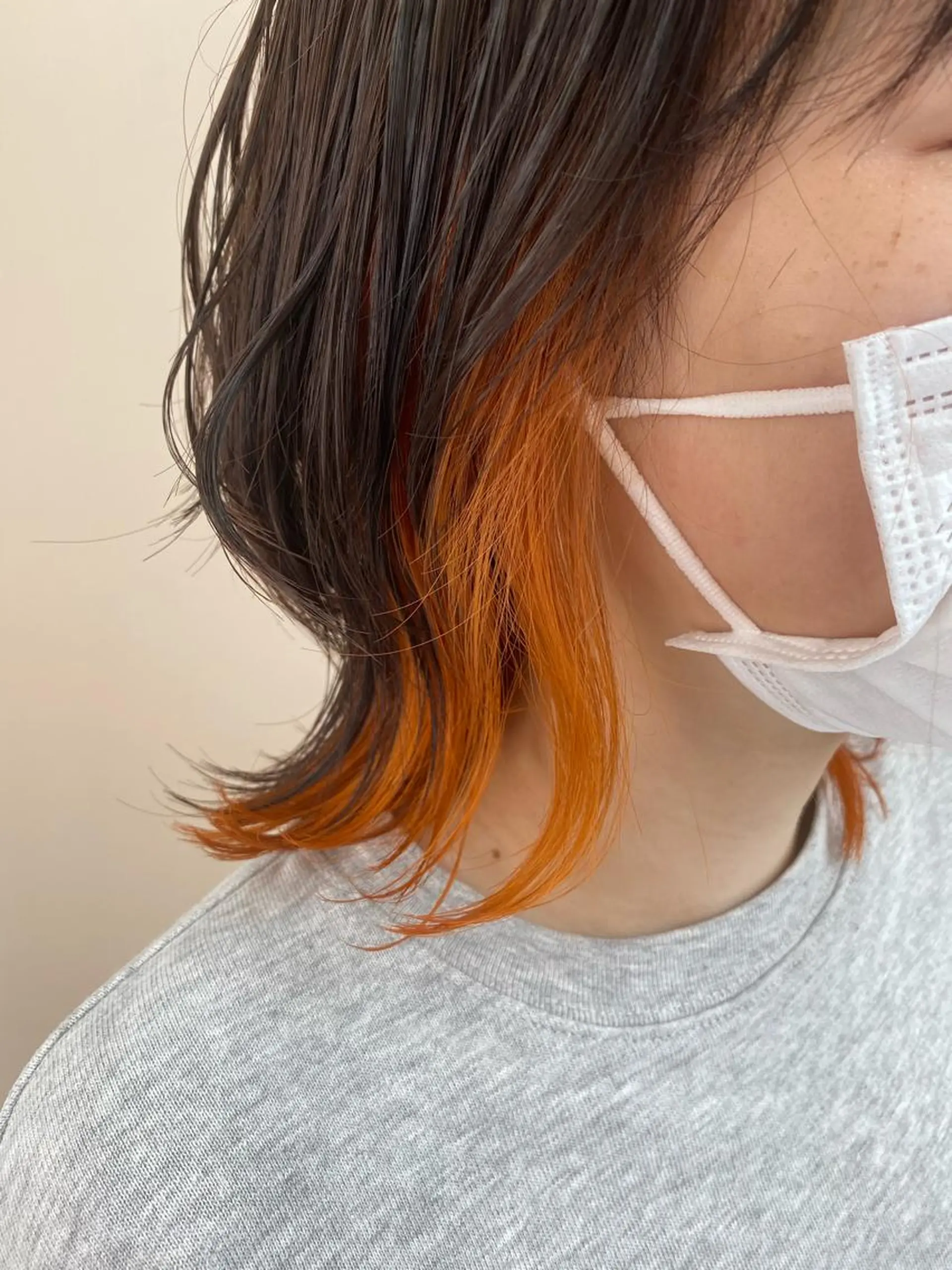 ミディアム カラー インナーカラー オレンジ 小顔レイヤー/ ベージュ🤍Rieのヘアスタイル