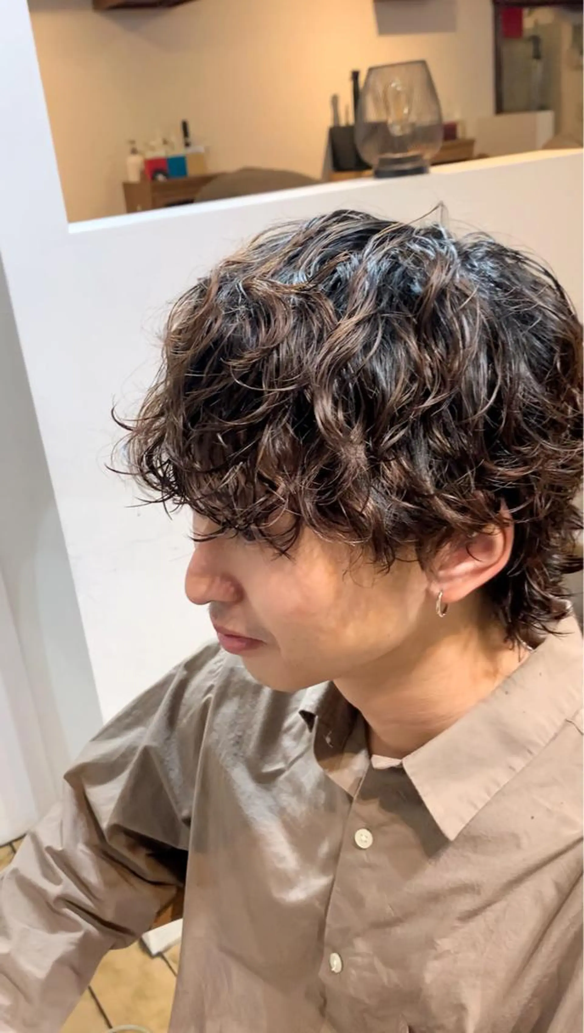 ショート パーマ メンズ メンズブリーチ センターパート フェードカット メンズハイライト メンズハイトーン メンズStylist 山根慧のヘアスタイル