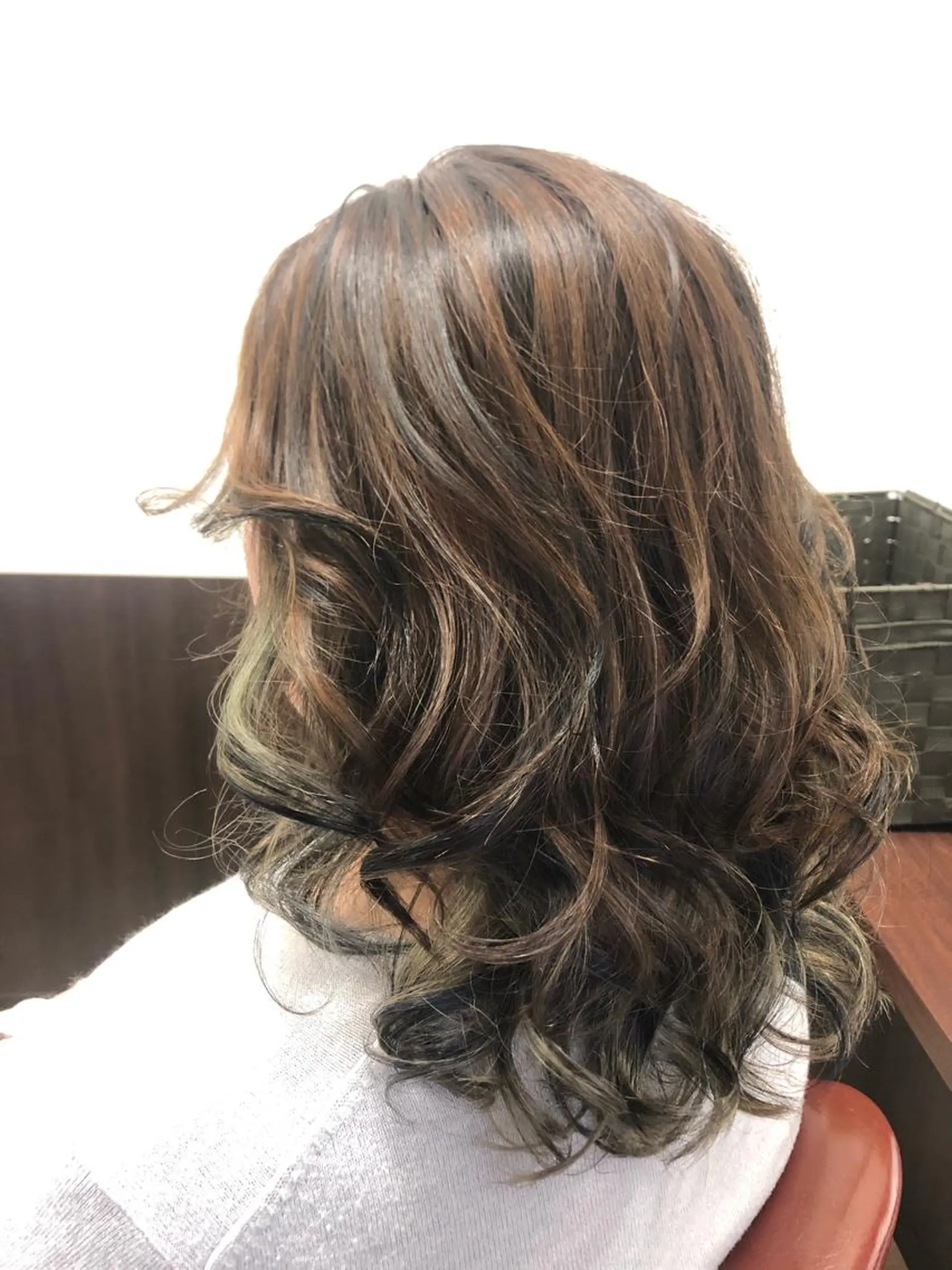 セミロング ハイライト 岩尾 志保のヘアスタイル