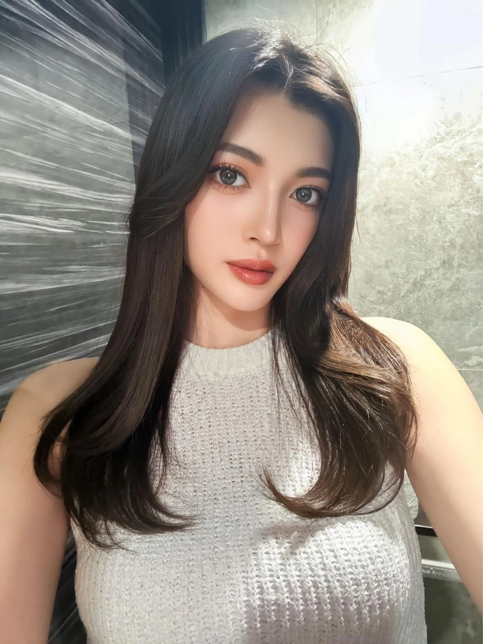 ロング 韓国レイヤー外国人風 透明感カラー髪質改善のヘアスタイル