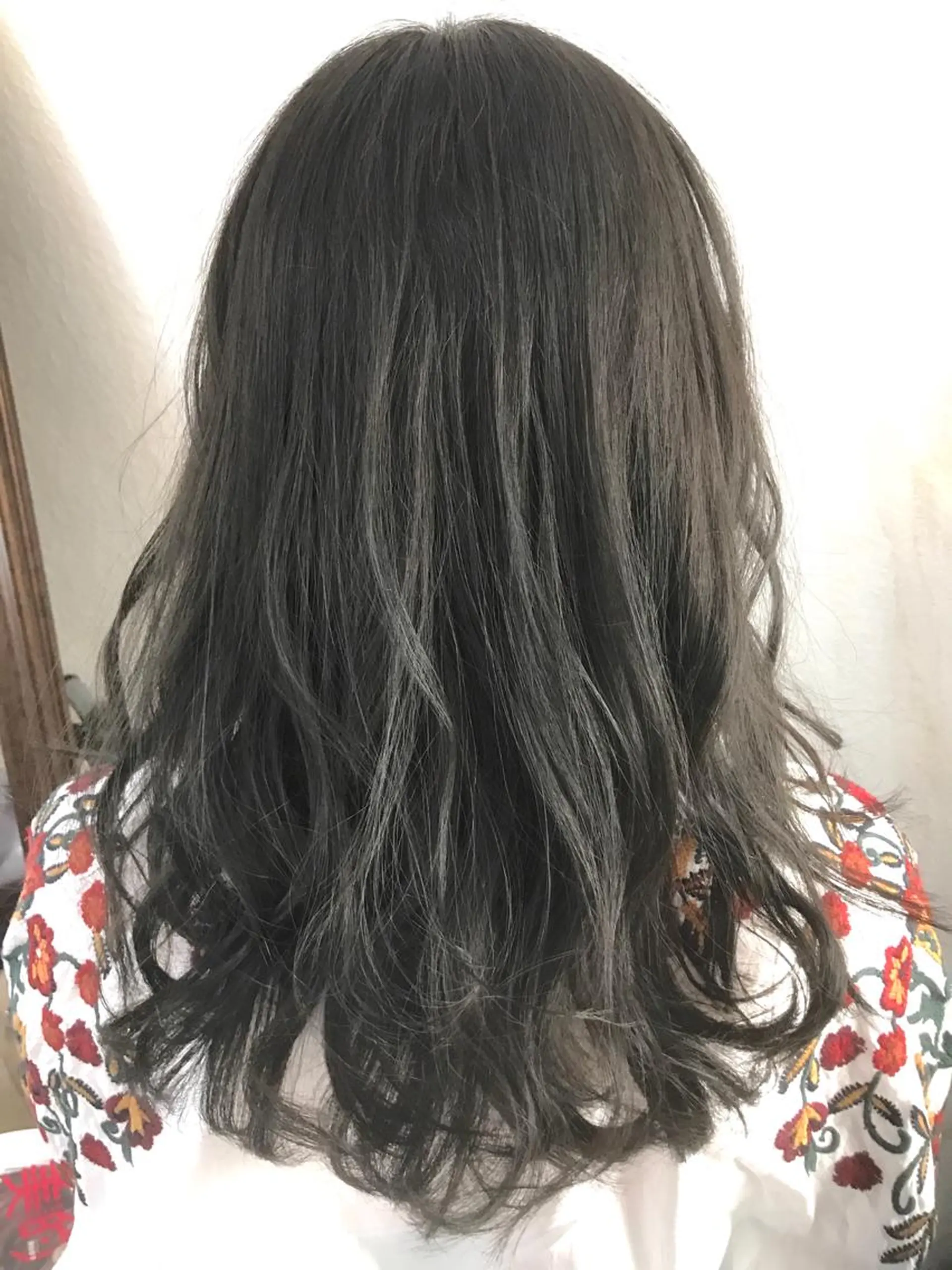 ミディアム カラー アッシュ ダークグレー 白髪ぼかしハイライト バレイヤージュヤマトのヘアスタイル