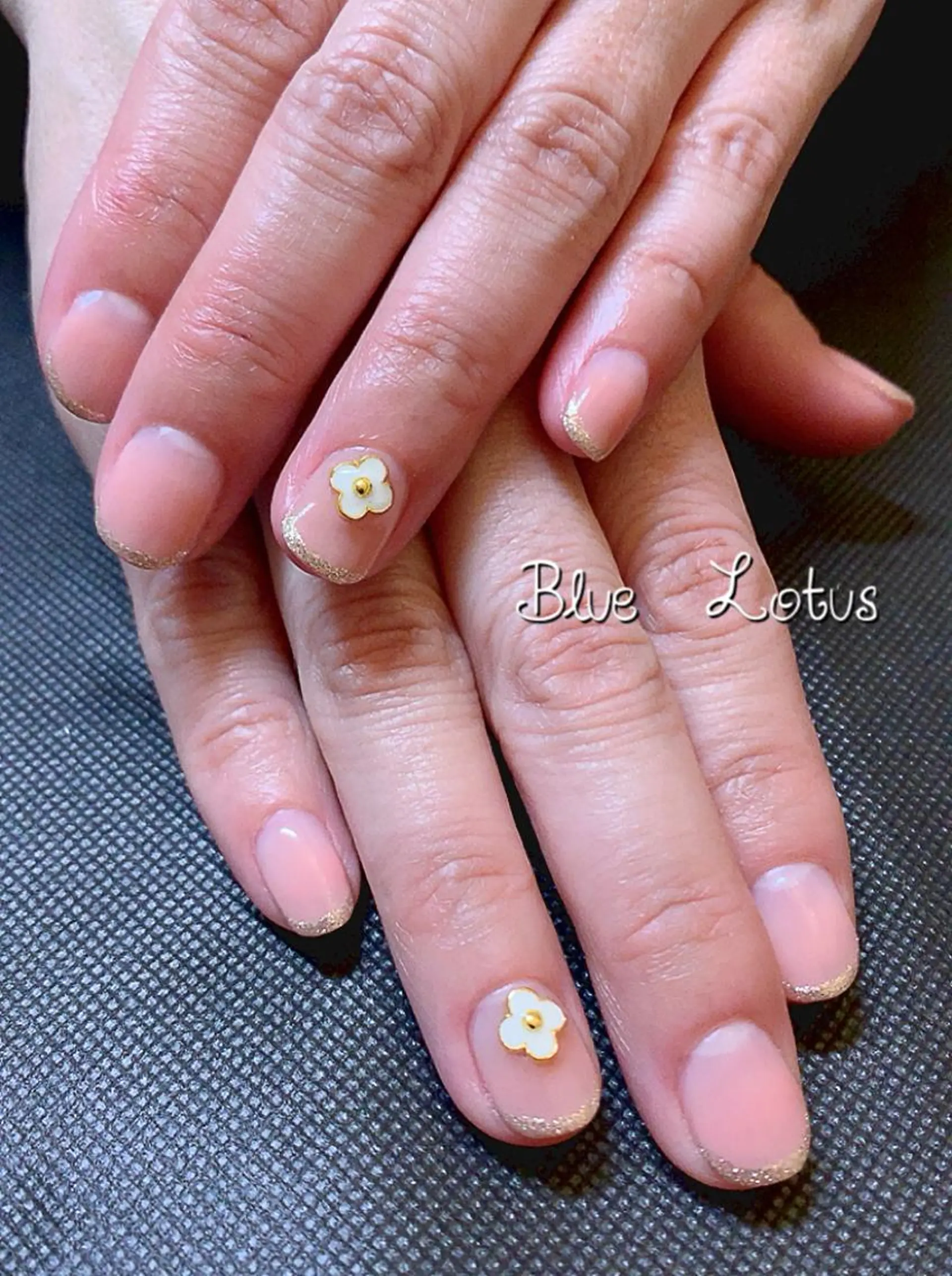 ネイル フレンチネイル ラメ(グリッター) ショートネイル 三浦 藍のネイルデザイン