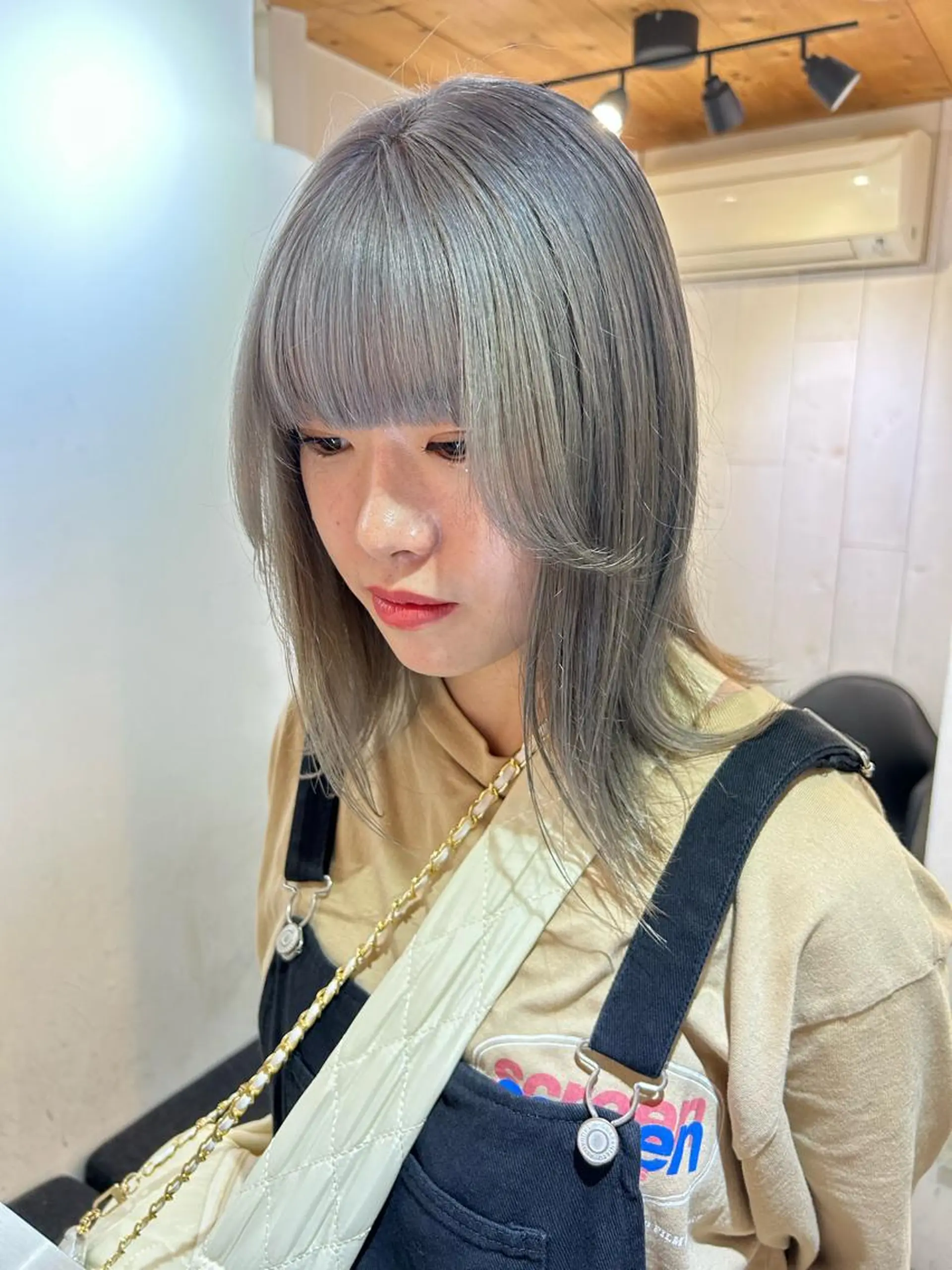 セミロング カラー シルバー ホワイトシルバー カット ヘアカラー トリートメント 🧸艶々韓国ヘア 🧁mizunaのヘアスタイル