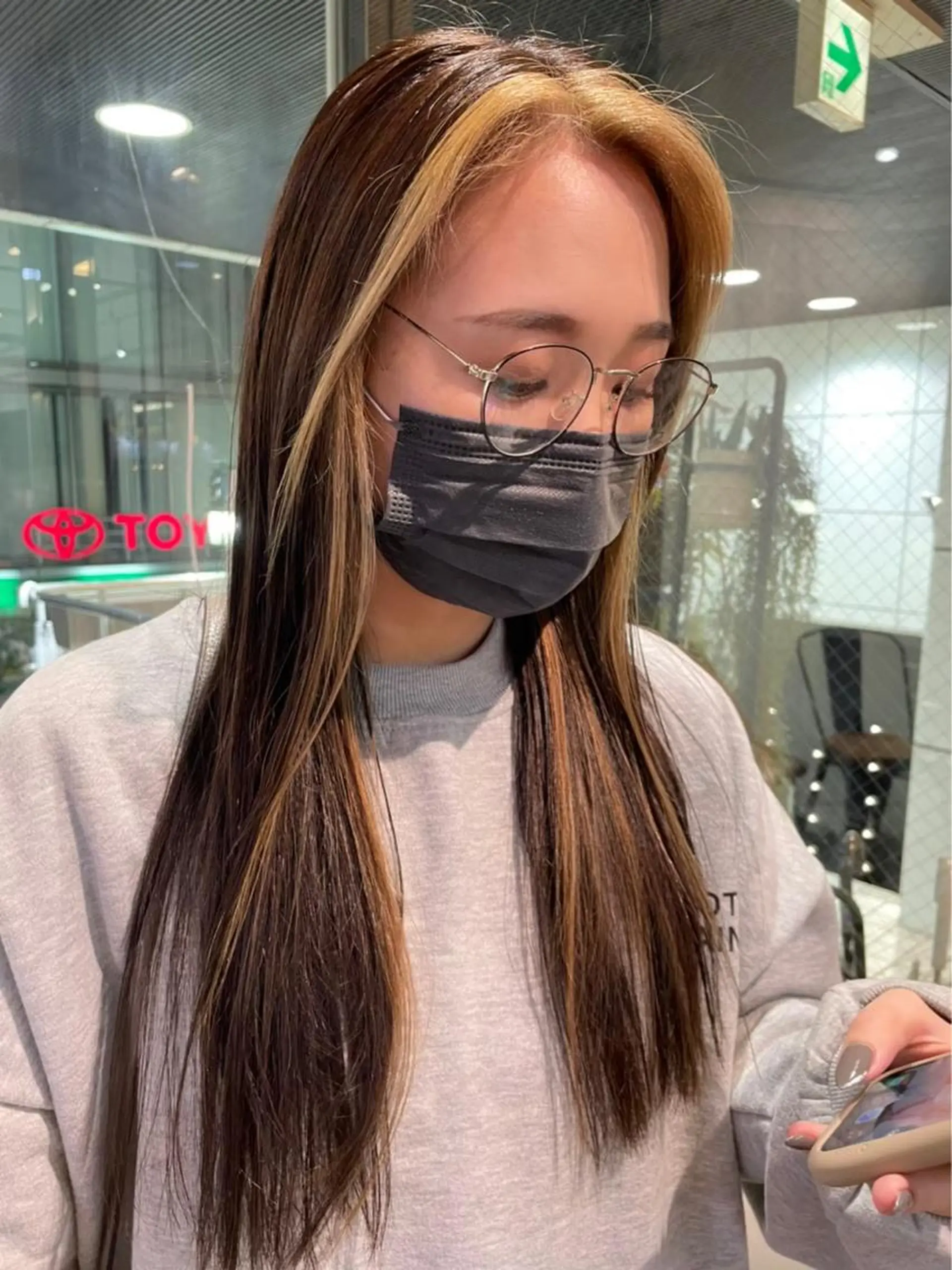 ミディアム カラー ミディアムパーマ ベージュカラー 黒髪 ブリーチ ブルーカラー パーマ ネイル /コトミ🐸のネイルデザイン