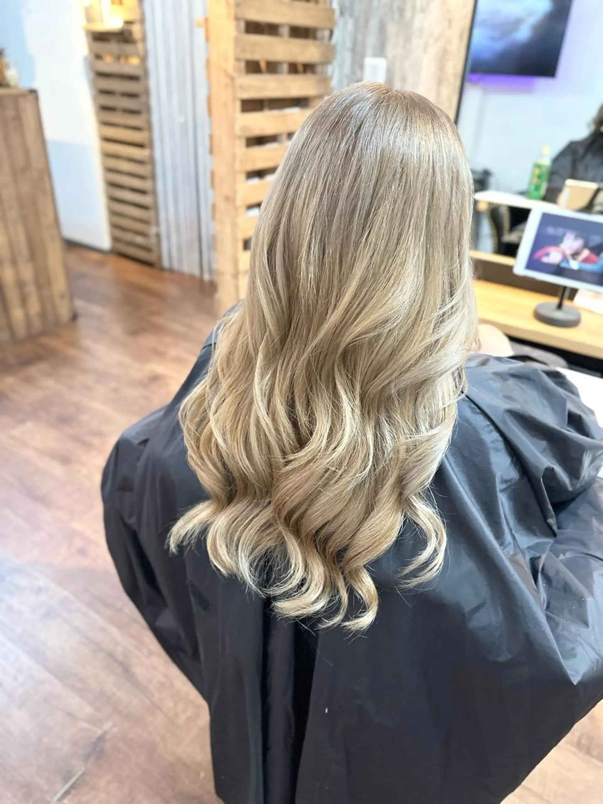 ロング カラー ブロンド カット ヘアカラー トリートメント Luzir⭐︎ GEN⭐︎のヘアスタイル