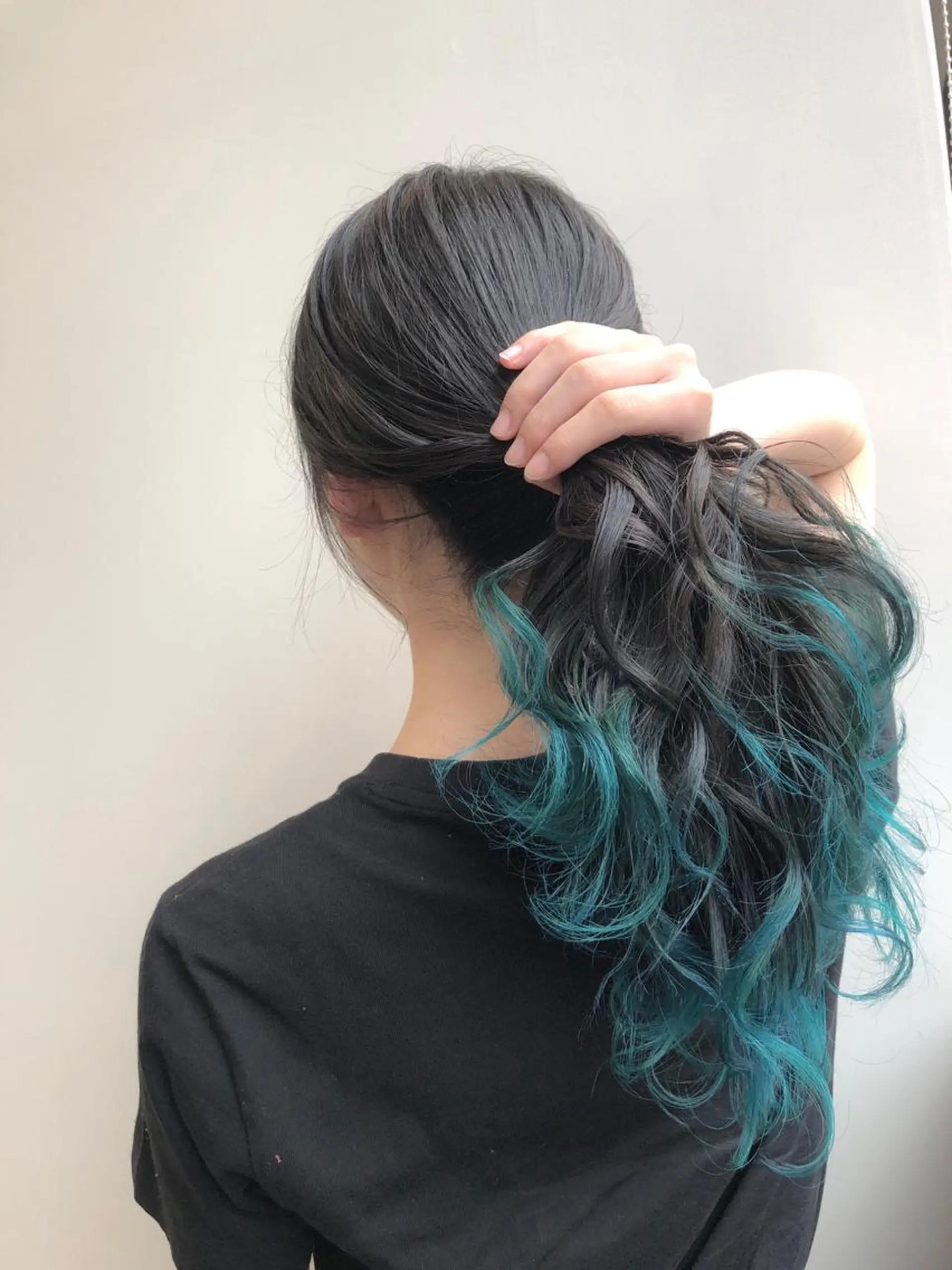 セミロング カラー ブルーカラー 【透明感、艶髪】西村 有司のヘアスタイル