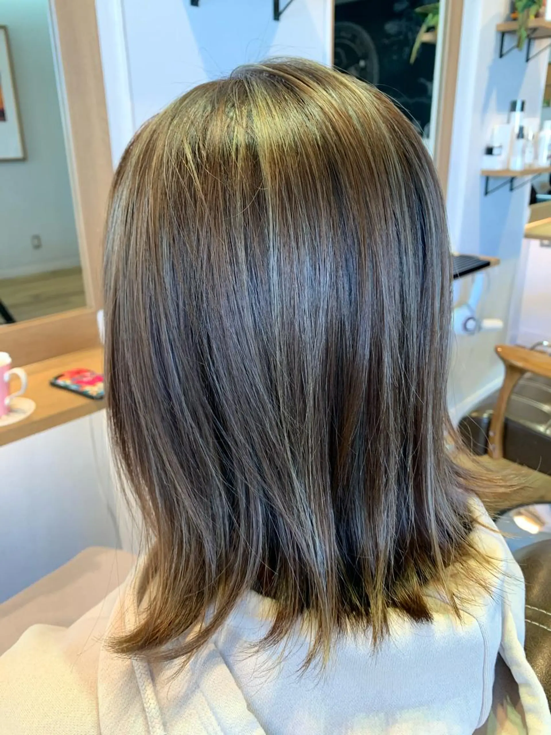 セミロング カラー グレージュ ハイライトカラー ハイライト ヘアカラー トリートメント ツキダテ ユイのヘアスタイル