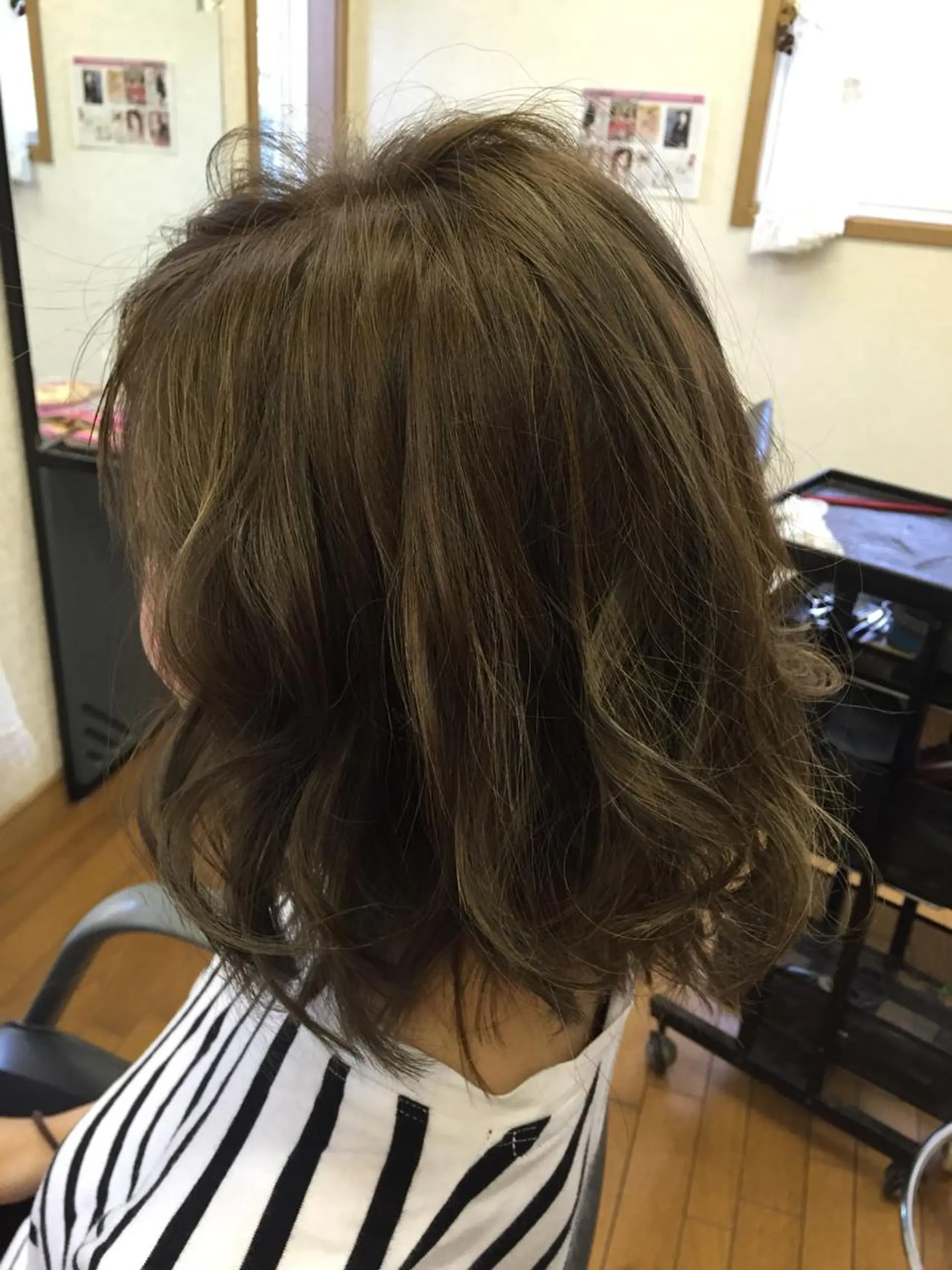 ミディアム カラー グレージュ ハイライトカラー ハイライト 加藤 千秋のヘアスタイル