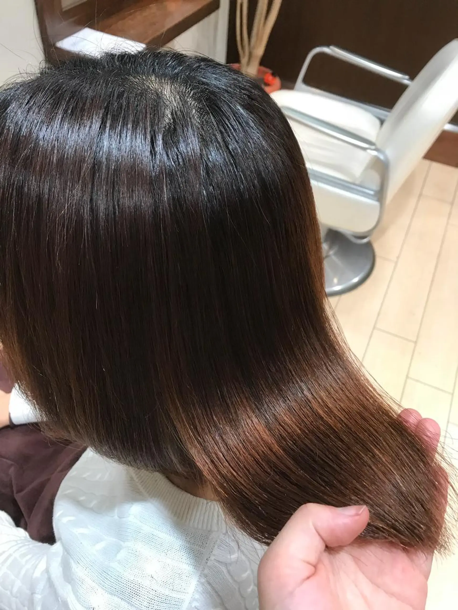 セミロング 大人女性に寄り添う 髪質改善サロンのヘアスタイル