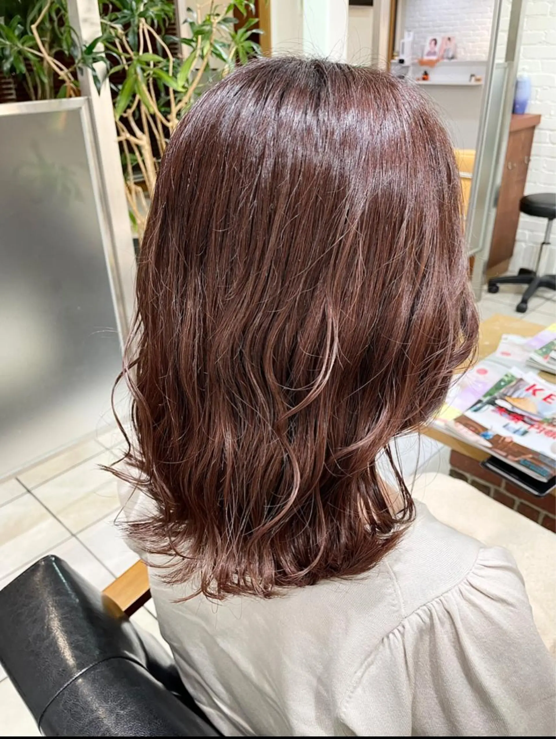 ミディアム カラー ブラウンカラー ピンクカラー ピンクブラウン 🩰韓国レイヤー🩷 艶カラー🌷小栁歩美のヘアスタイル