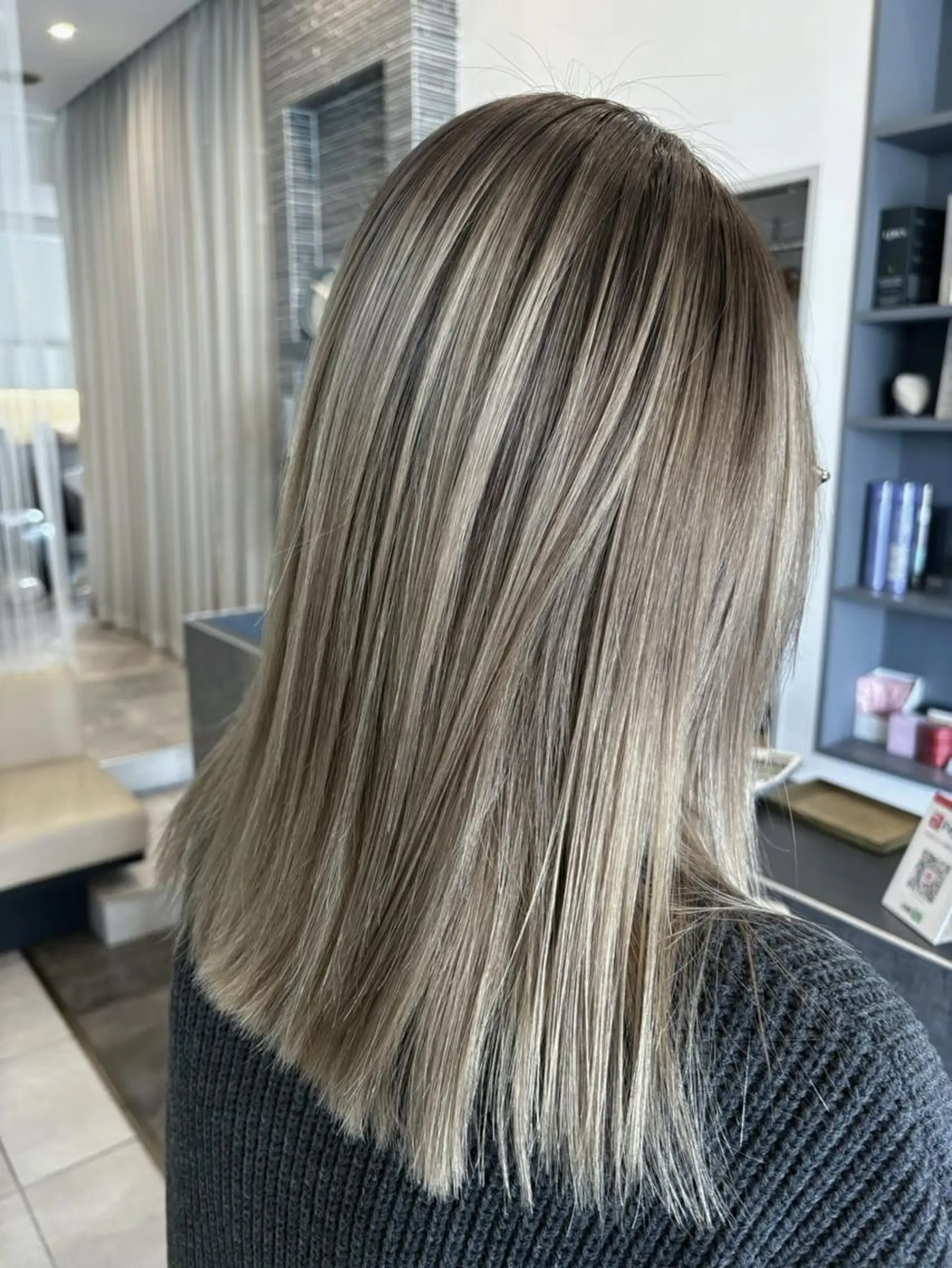 ミディアム カラー ブリーチ 透明感カラー ハイトーンカラー 韓国風ヘア レイヤーカット カット ヘアカラー トリートメント lafit ラフィット 下大利のヘアスタイル