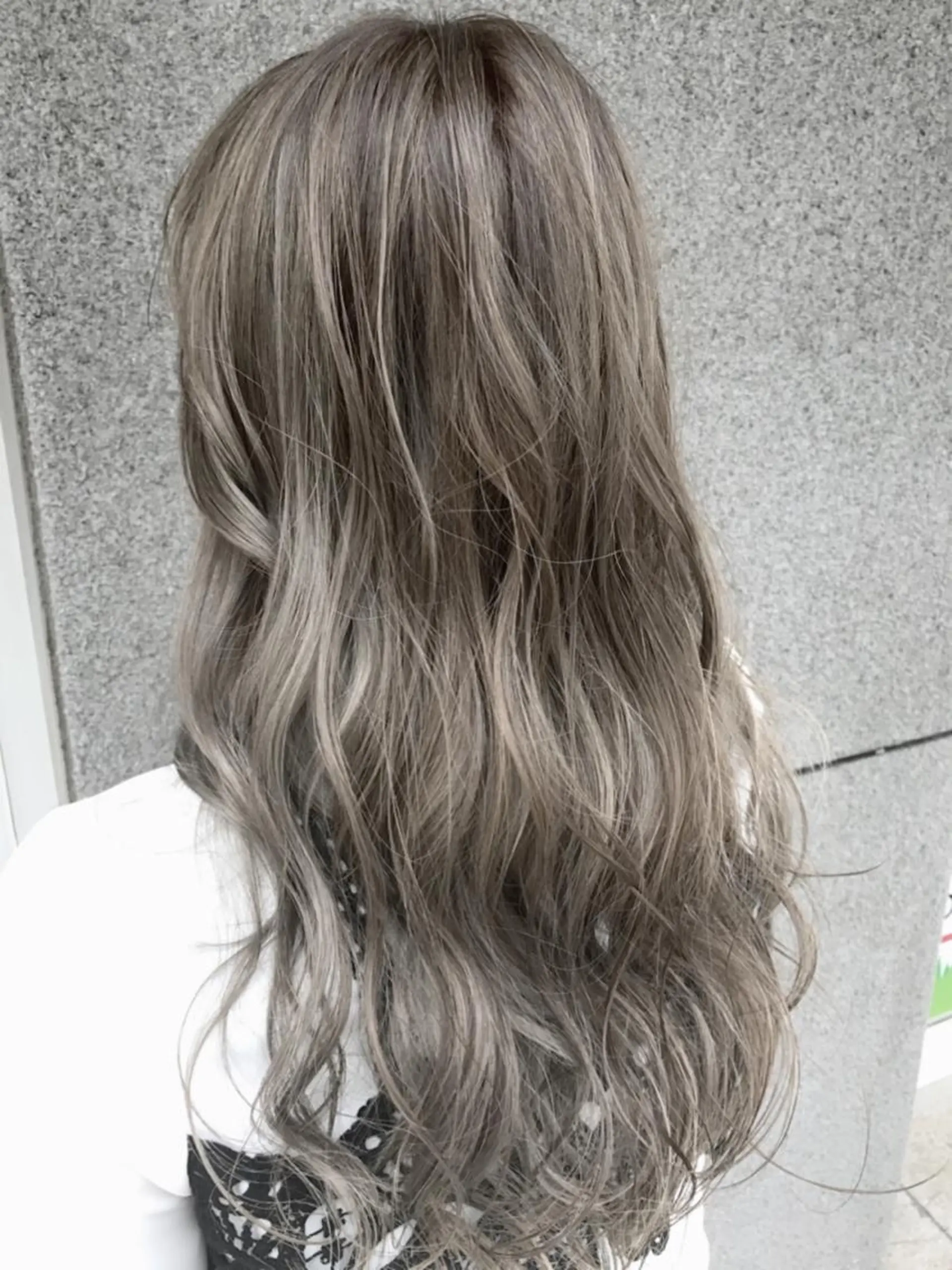 ロング カラー アッシュ ベージュカラー ハイライトカラー ホワイトアッシュ ハイライト Eliss 堀江のヘアスタイル