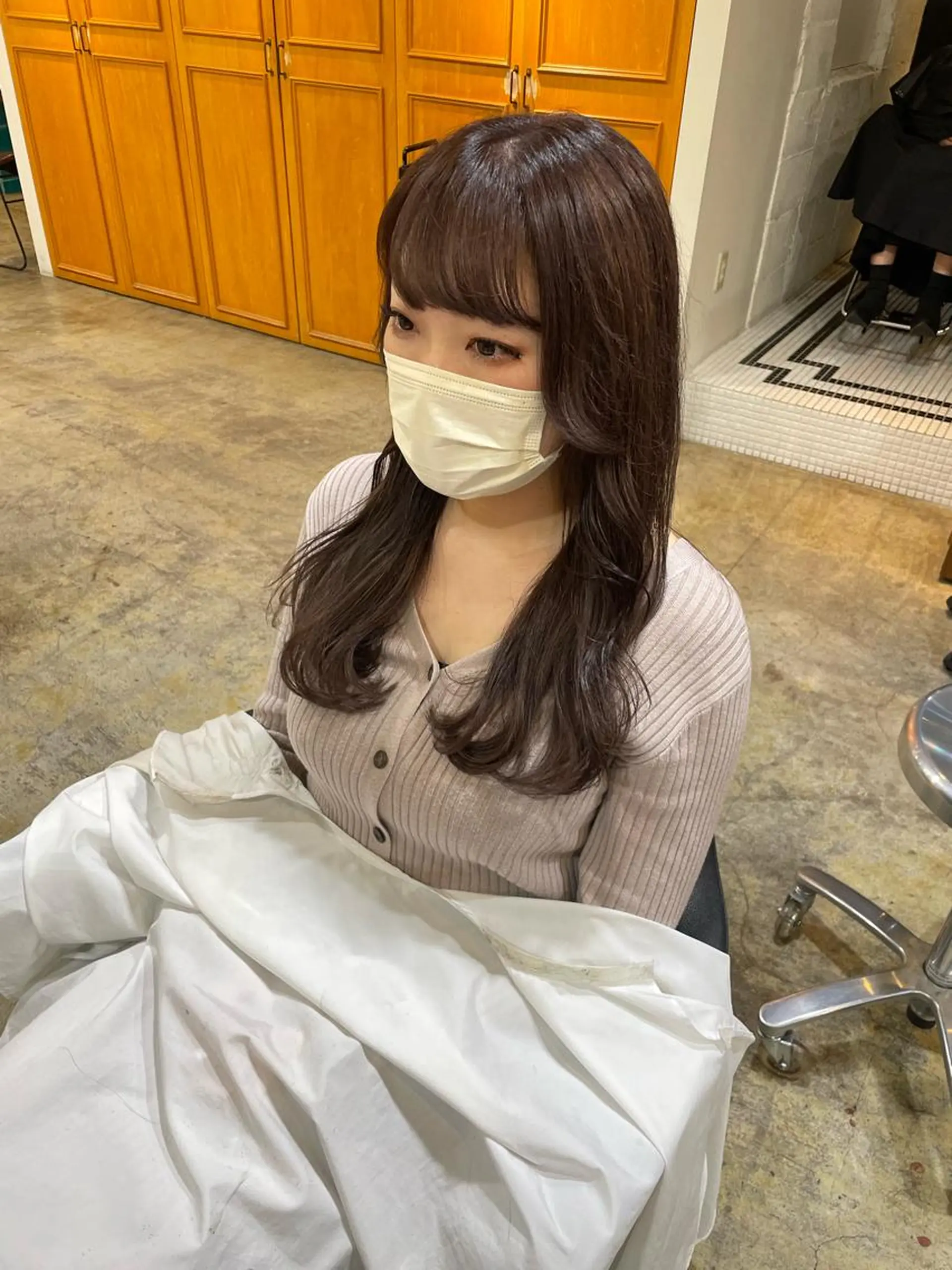 ロング ラベンダーベージュ ヘアカラー トリートメント MIOベージュカラー 柔らかいカラーのヘアスタイル