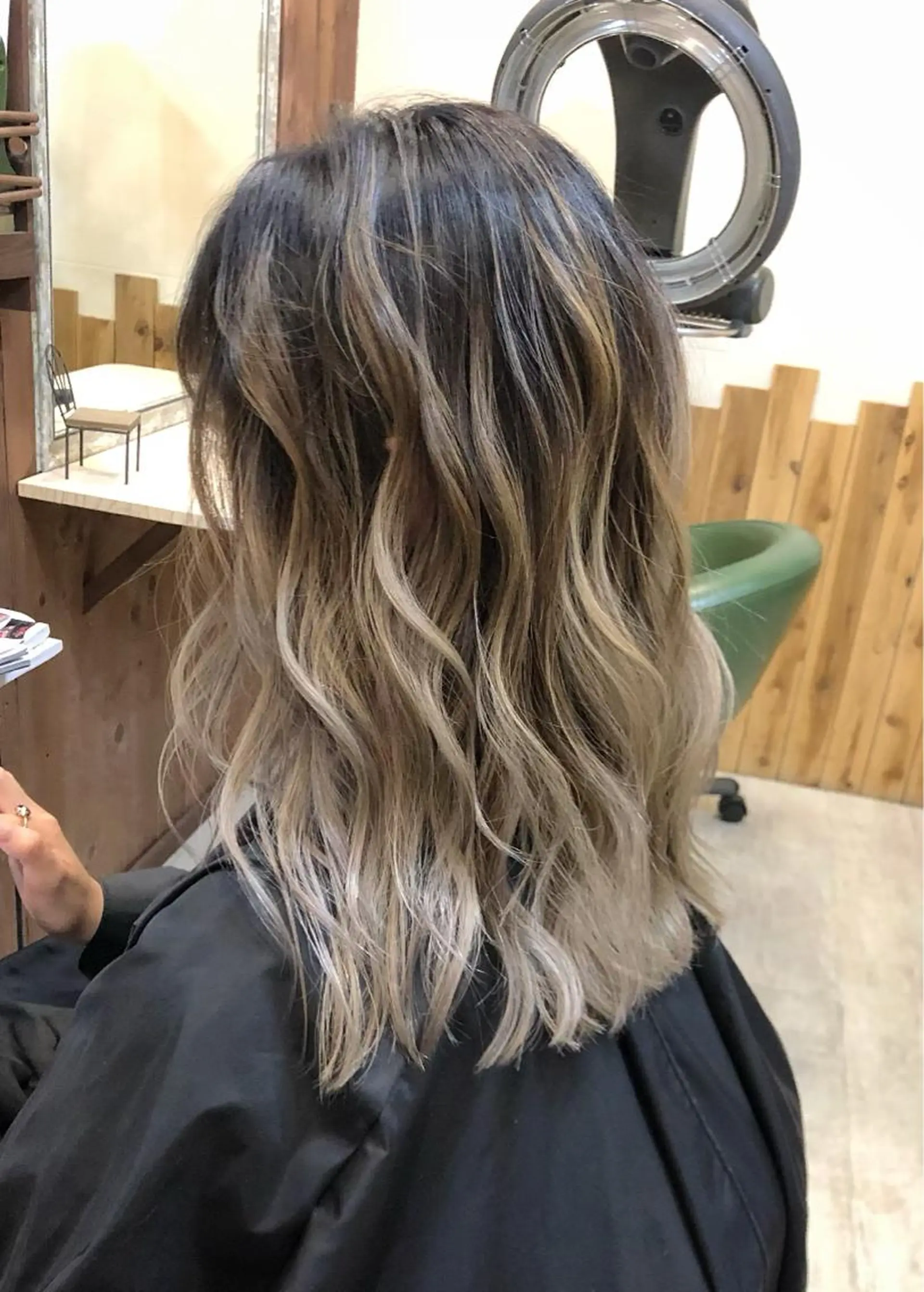 ミディアム レイヤーカット カット ヘアカラー 韓国レイヤー外国人風 透明感カラー髪質改善のヘアスタイル