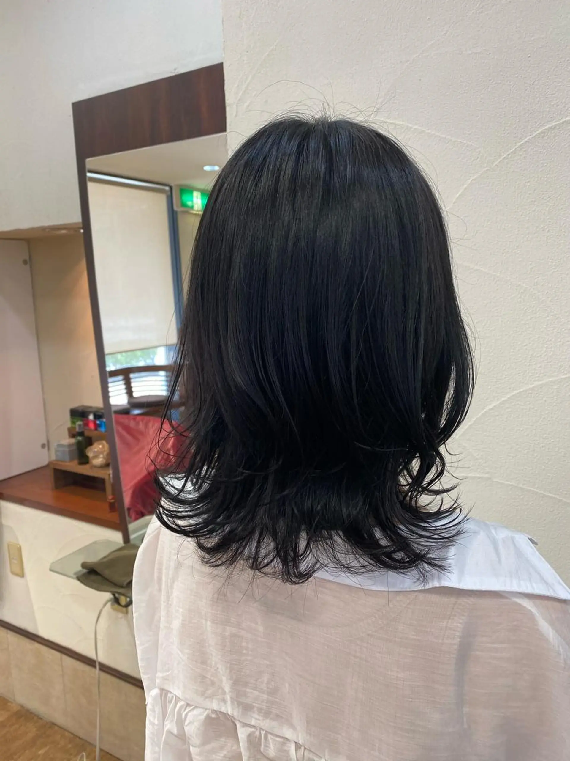 ミディアム カラー 黒髪 ブリーチ ブルーカラー サプリームヘア 飯田みち瑠のヘアスタイル