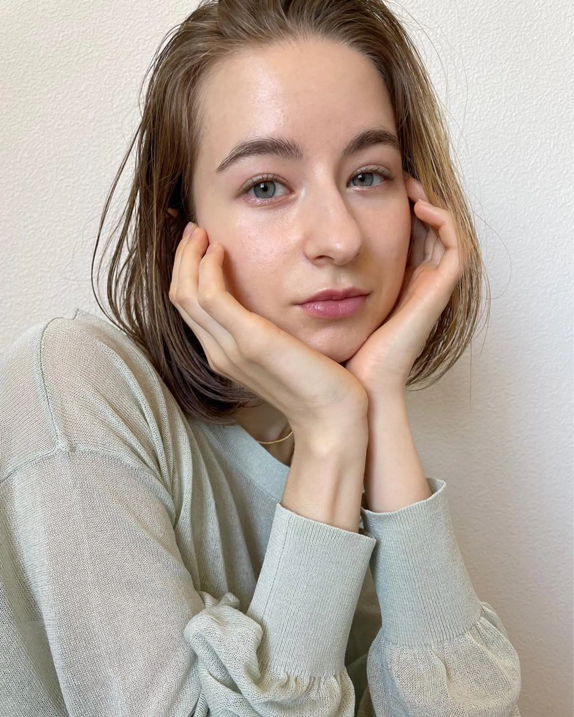 ミディアム カラー ボブレイヤー ミディアムレイヤー アディクシーカラー ベージュカラー ブリーチ 🩰オリーブ/ ベージュ松本咲花🩰のヘアスタイル