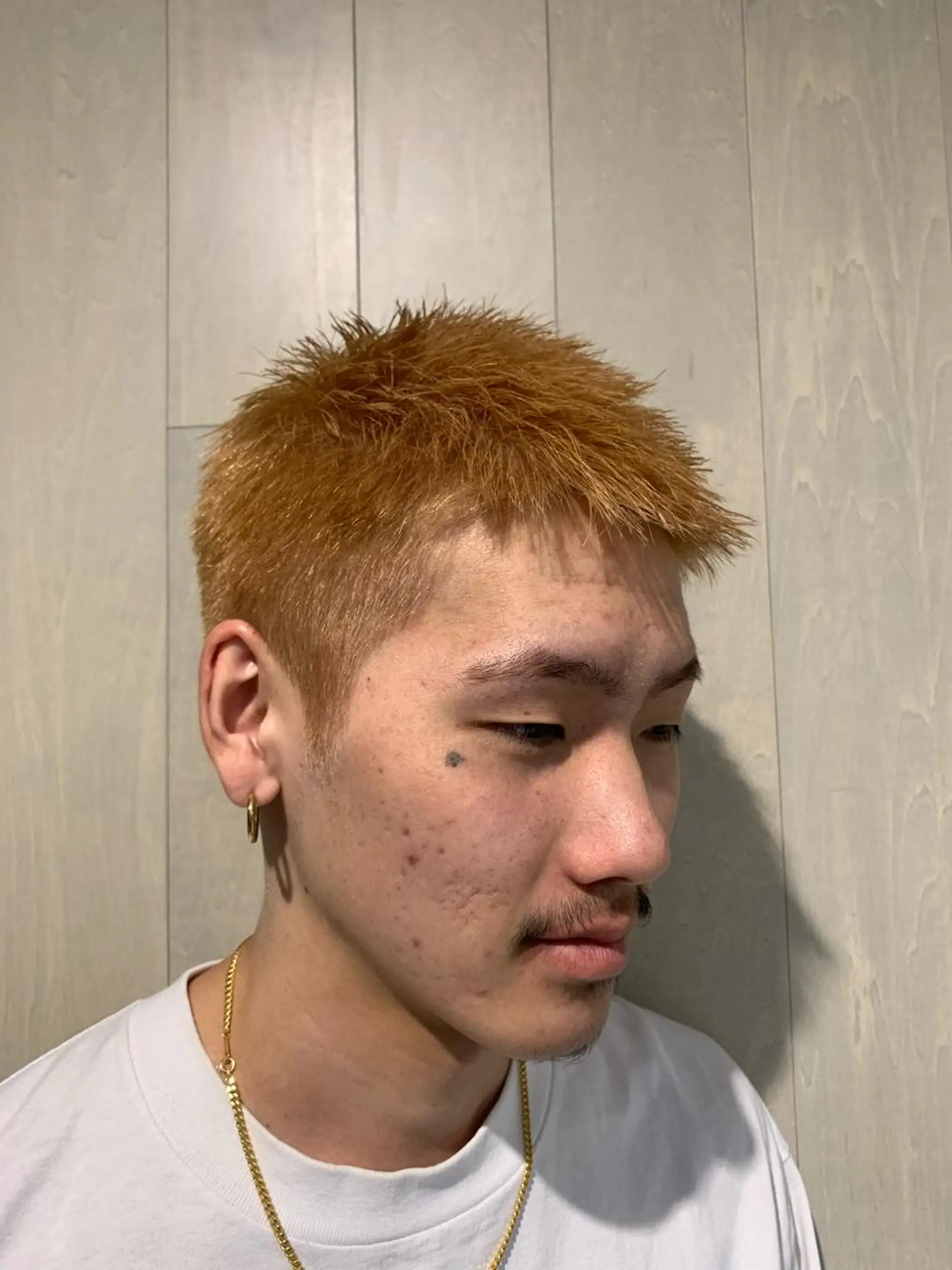 カラー メンズ メンズブリーチ ベージュカラー ブリーチ 糟谷 慈英のヘアスタイル