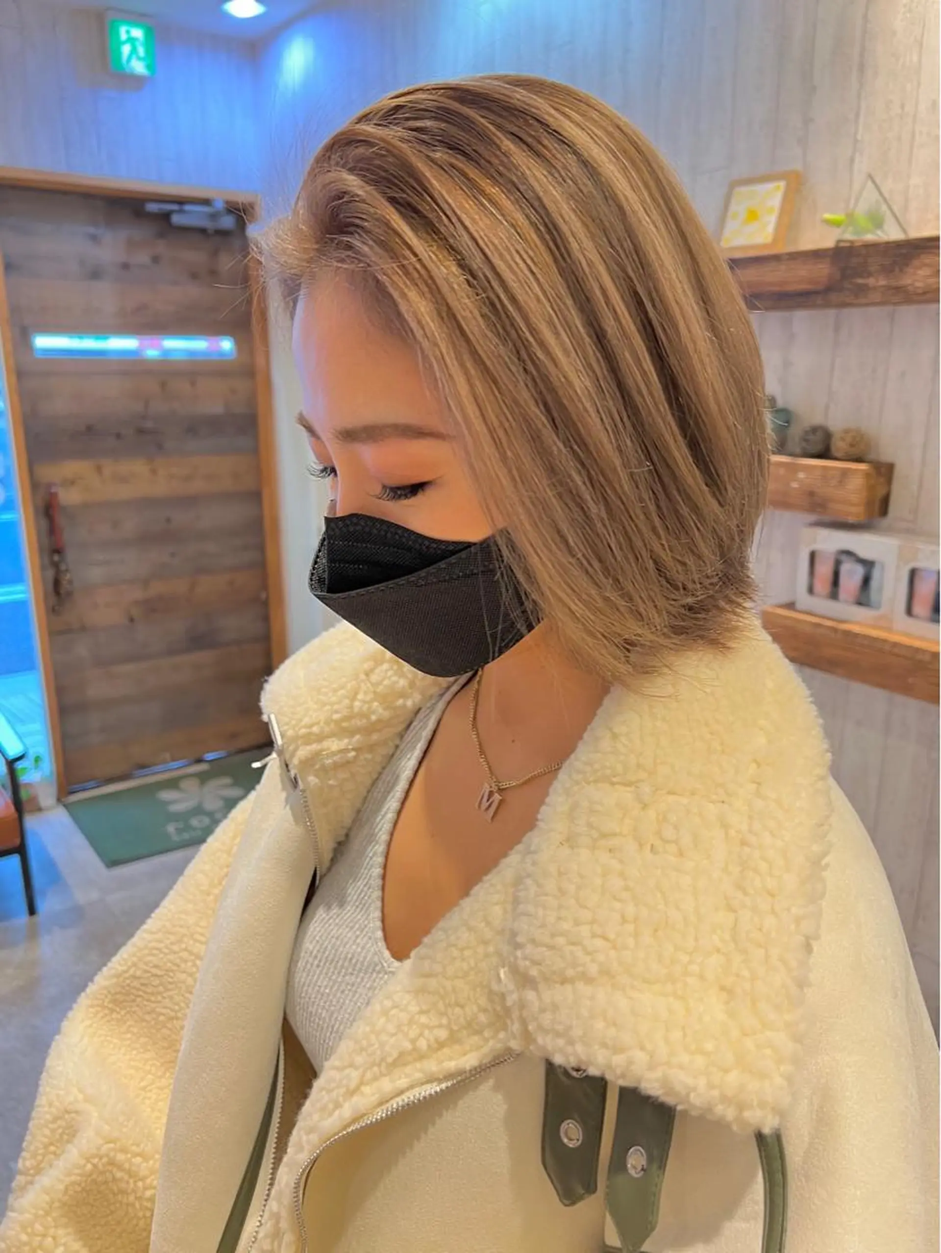 カラー ベージュカラー ブリーチ 乕谷 美潮のヘアスタイル