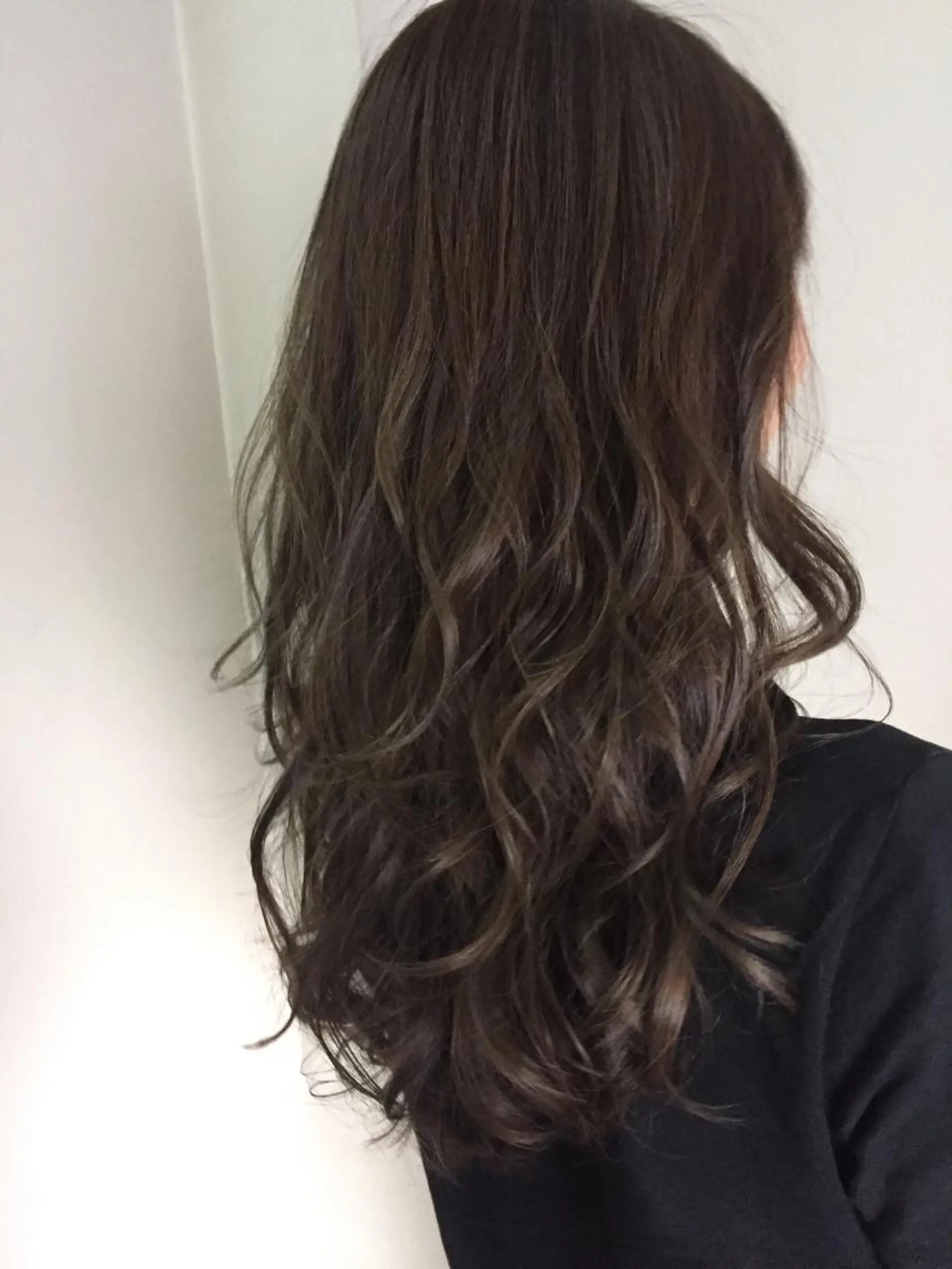 ミディアム セミロング ロング カラー パーマ アッシュ ブリーチ ミント ブリーチなしカラー 若杉 諒のヘアスタイル