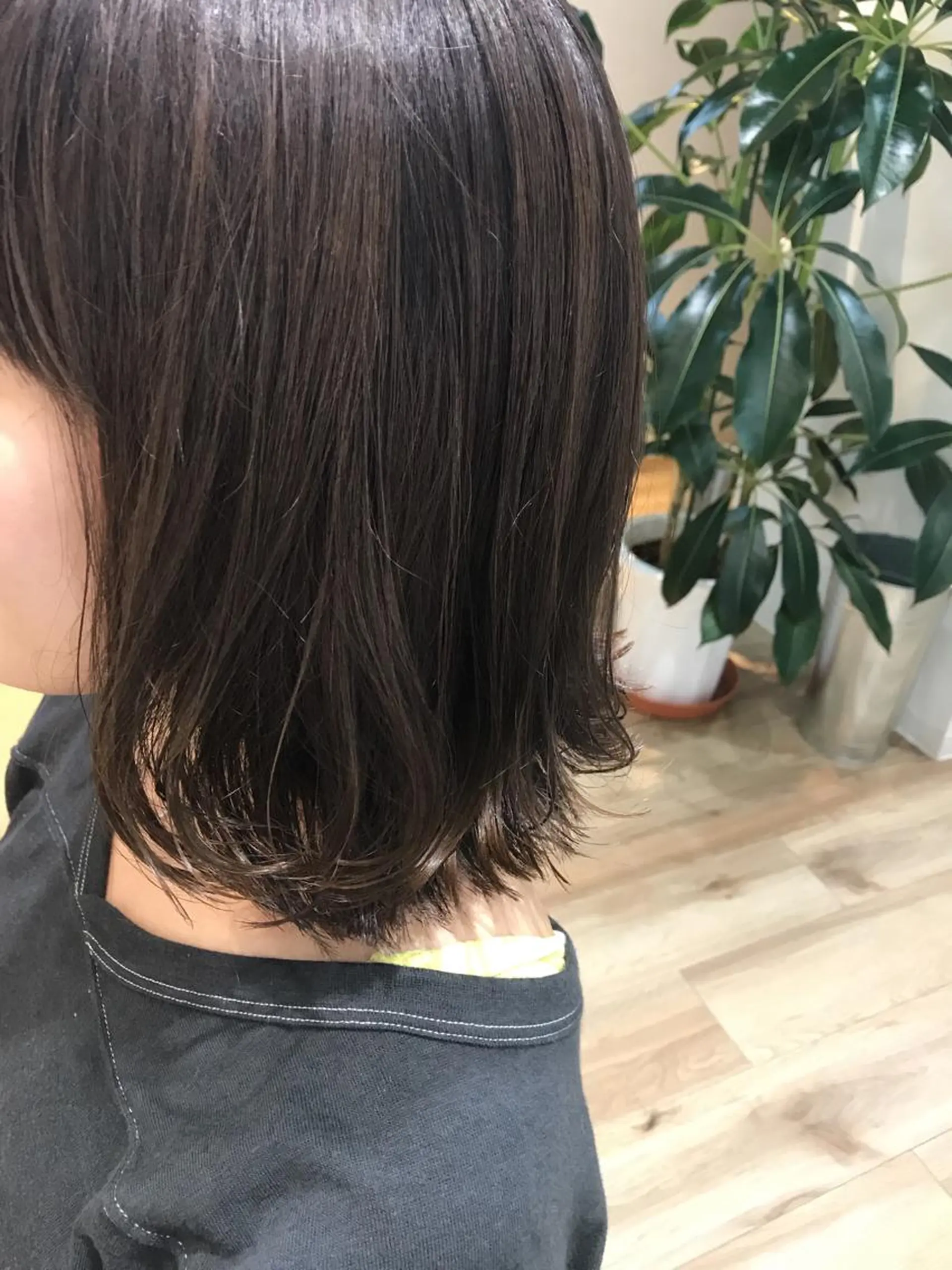 ミディアム カラー 切りっぱなしボブ グレージュ オリーブグレージュ オリーブグレー ボブ カット ヘアカラー 稲荷 友美のヘアスタイル